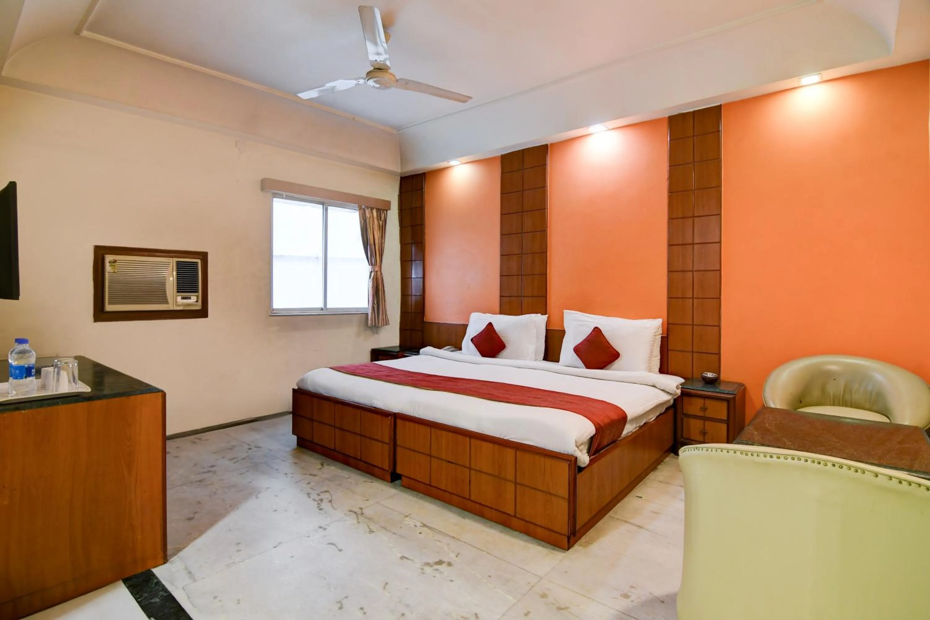 Photo of the whole room in Hotel King's Crown