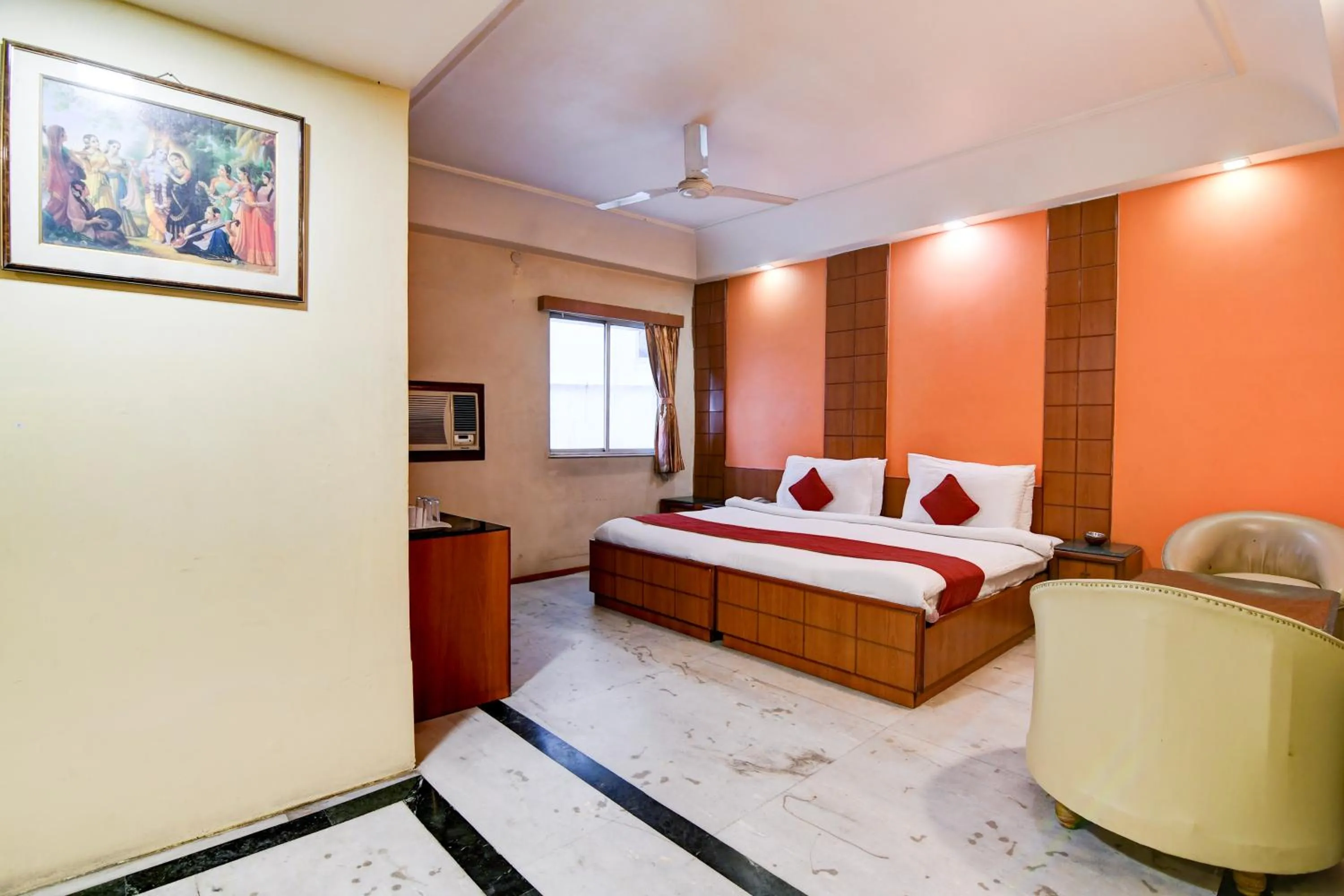 Photo of the whole room in Hotel King's Crown