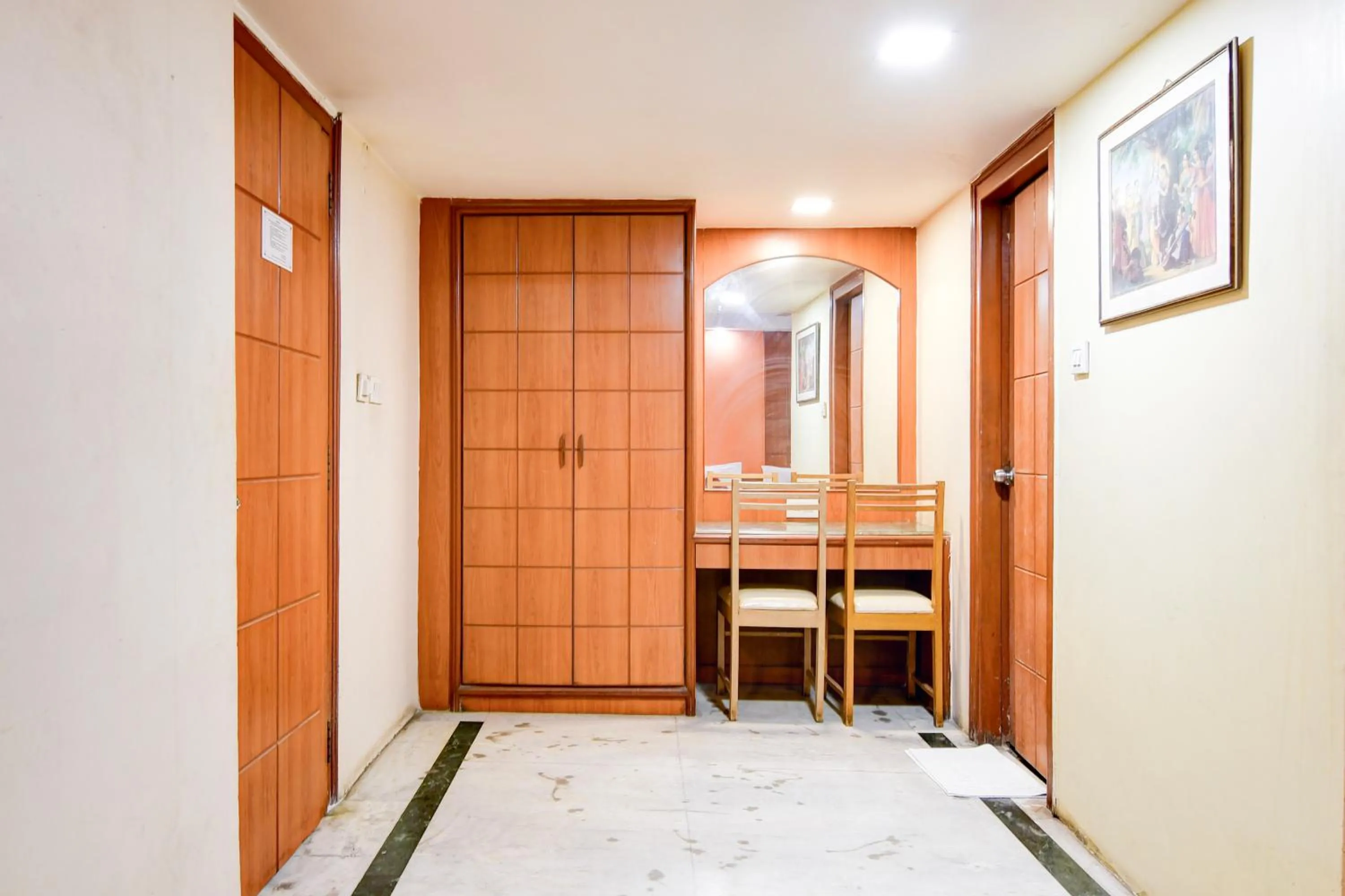 wardrobe in Hotel King's Crown