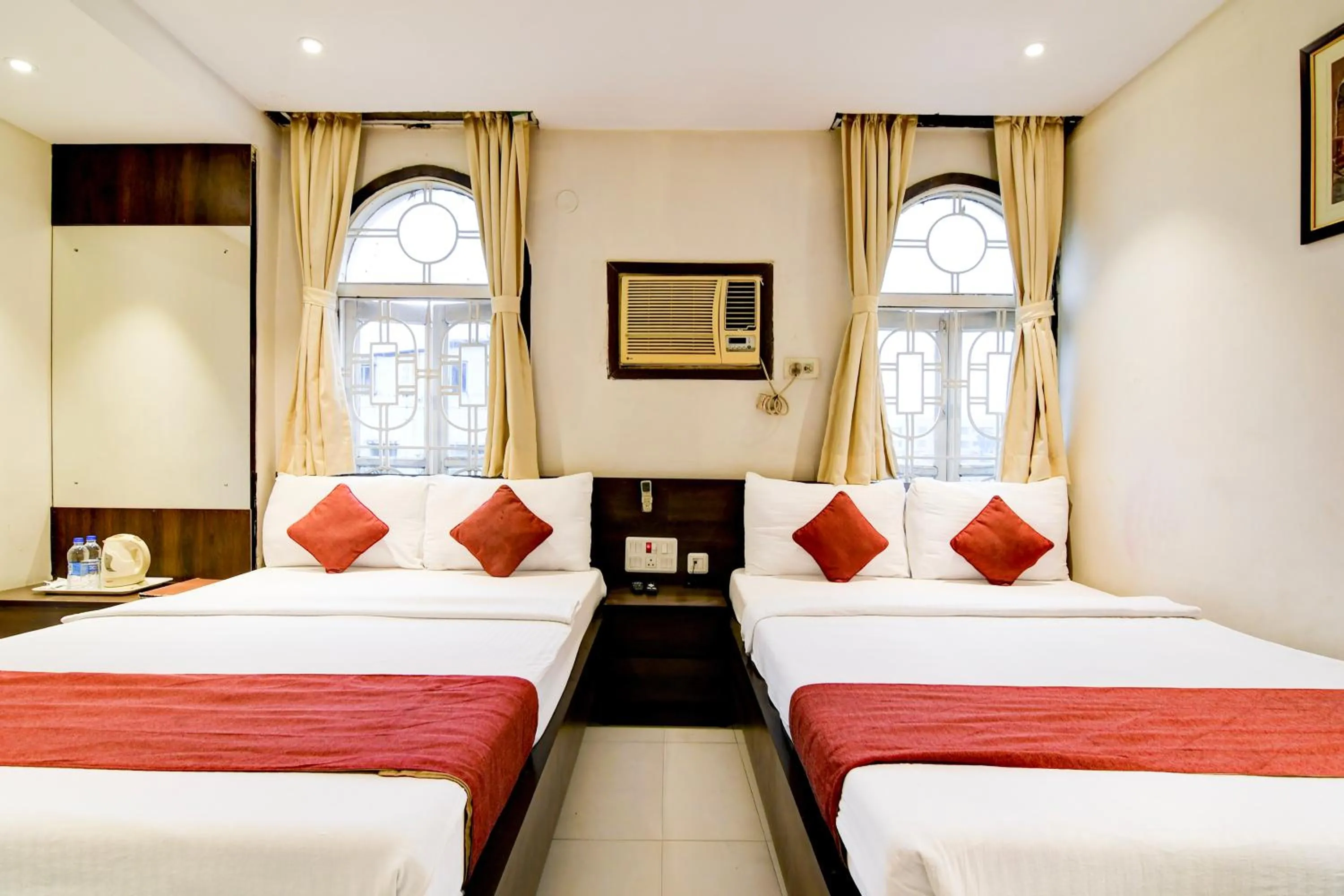 Photo of the whole room in Hotel King's Crown