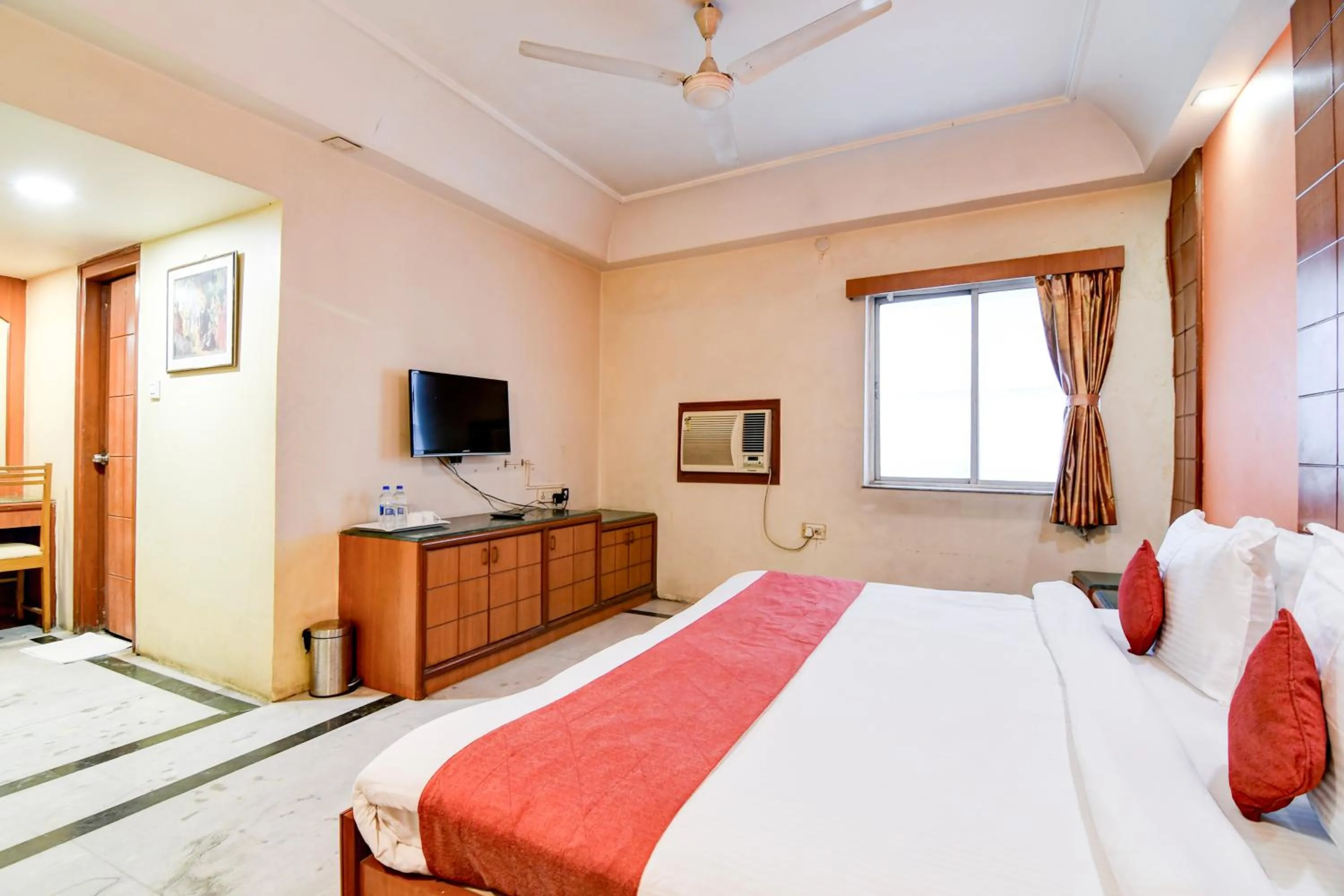 Photo of the whole room in Hotel King's Crown