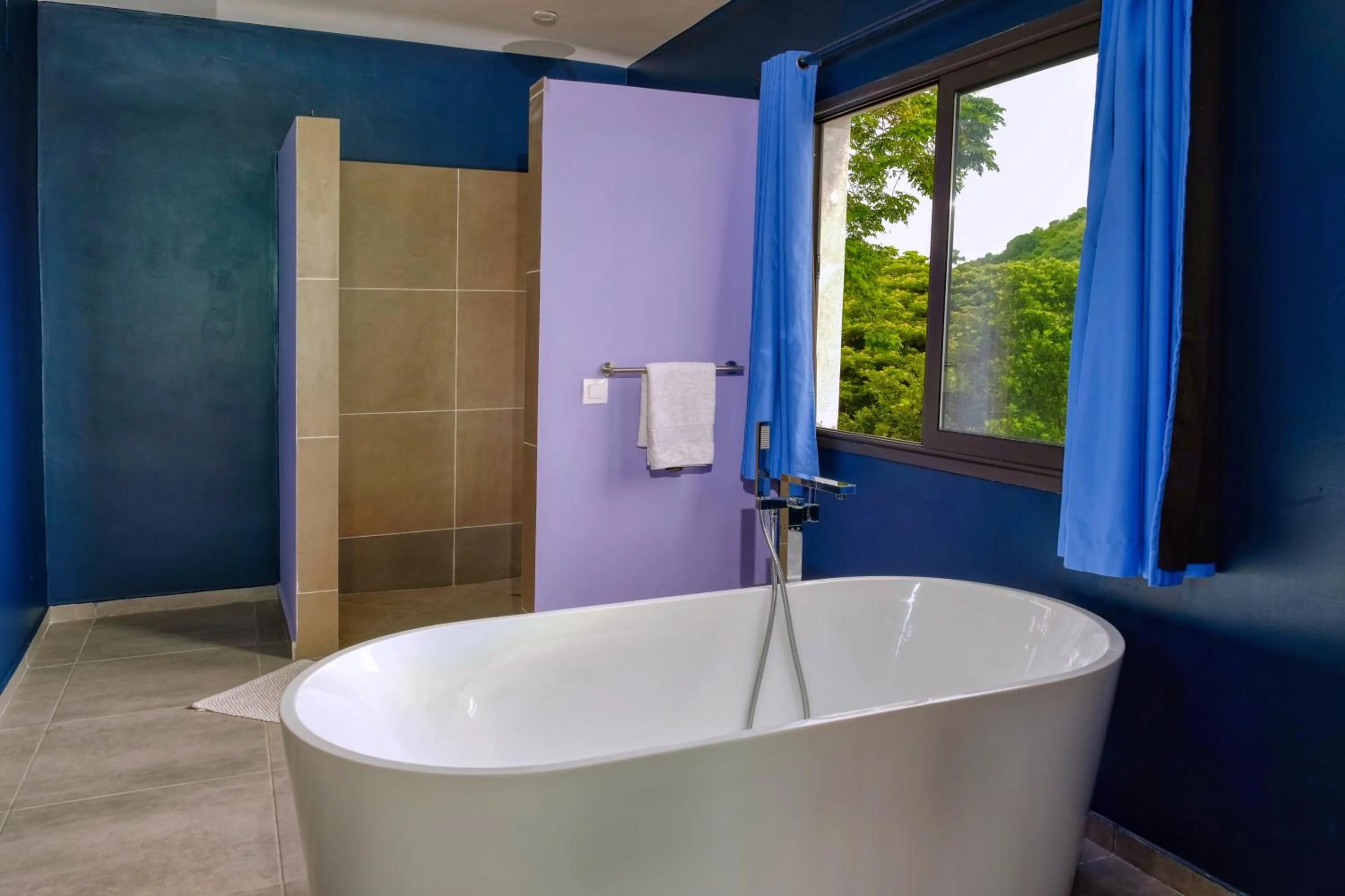 Shower in Hôtel Villa Les Orchidées