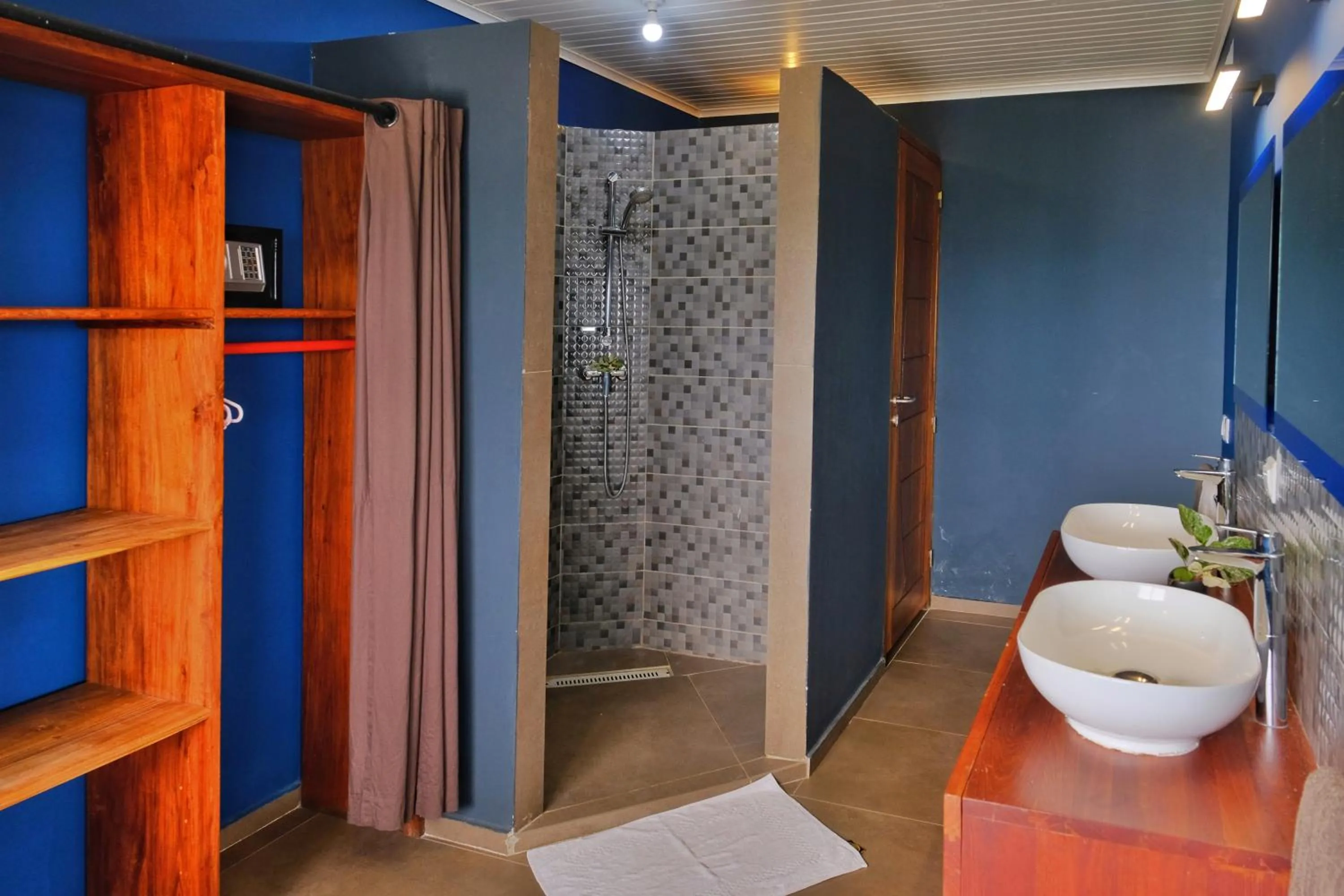 Shower in Hôtel Villa Les Orchidées