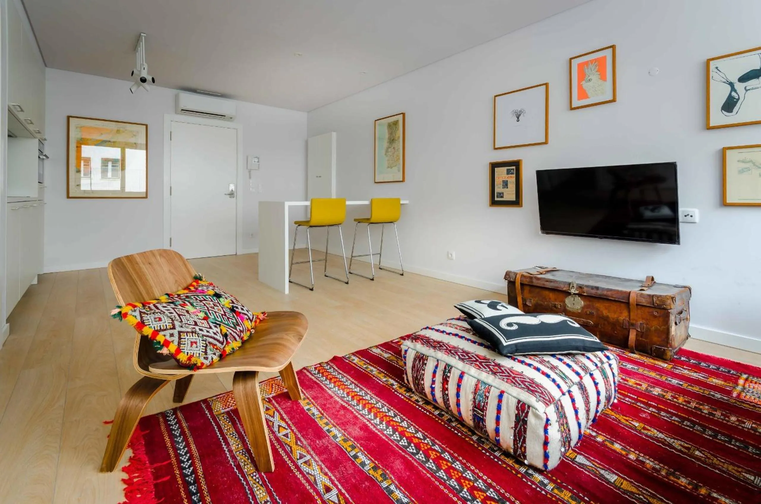 Living room, Bed in Lisbon Serviced Apartments - Liberdade