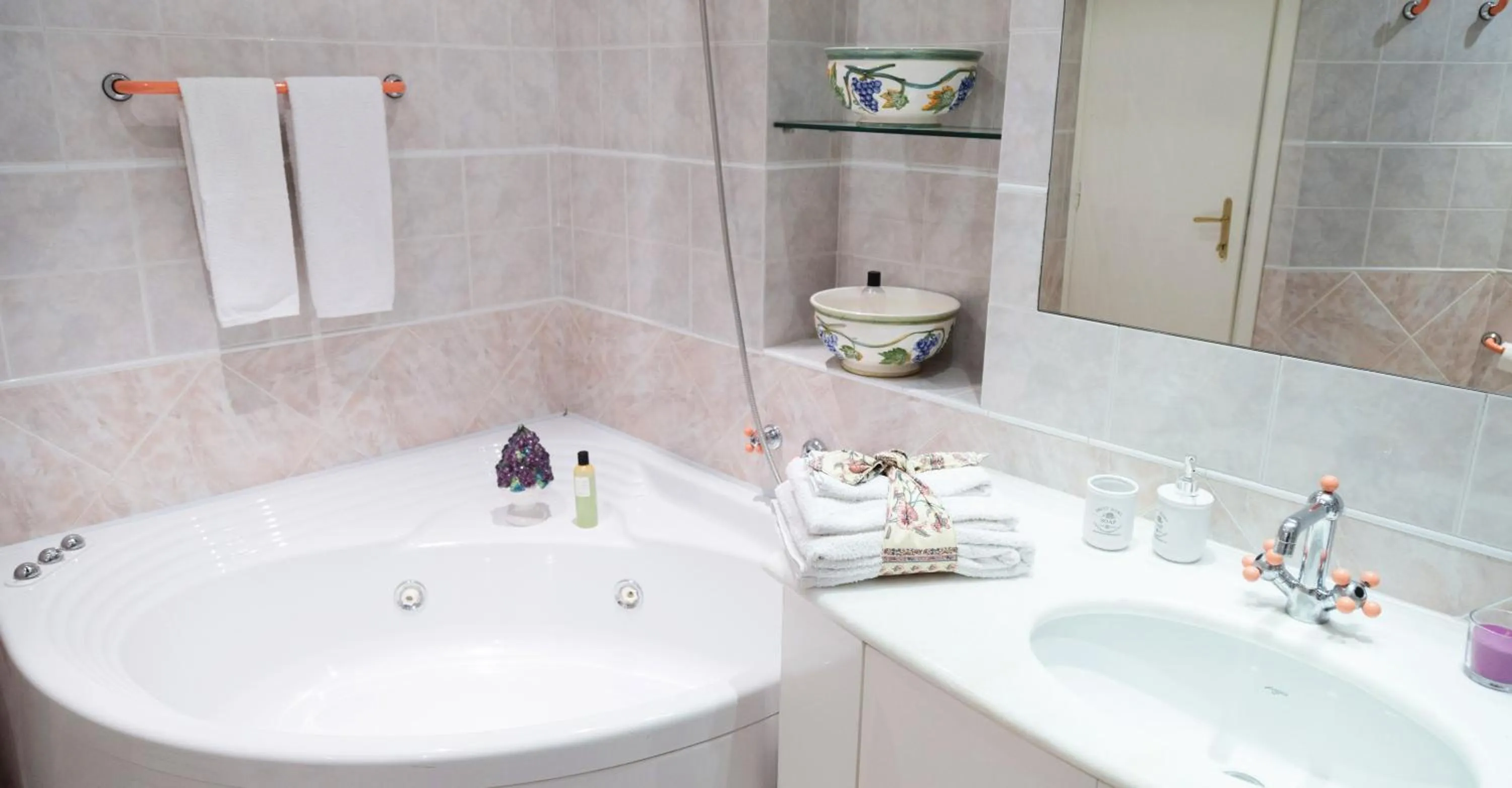 Hot Tub in La Luna e i Faló Luxury Accomodation