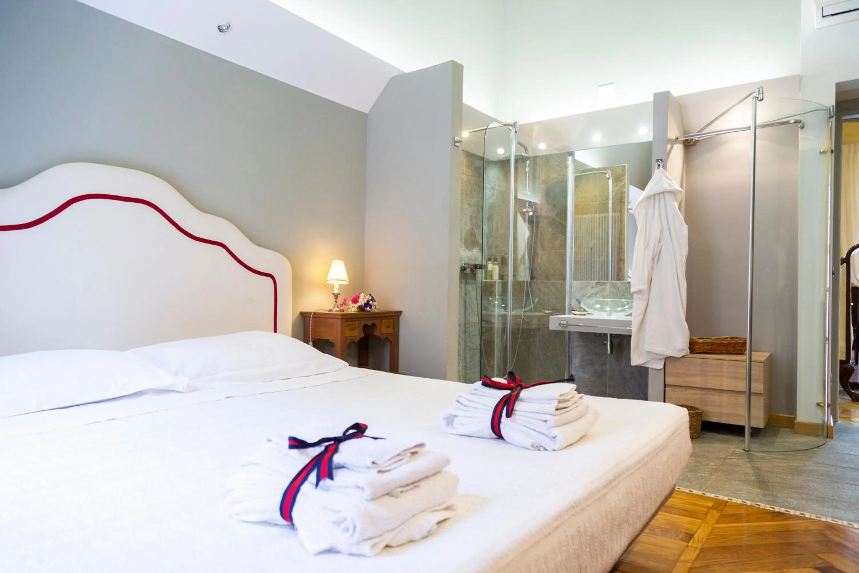 Shower, Bed in La Luna e i Faló Luxury Accomodation