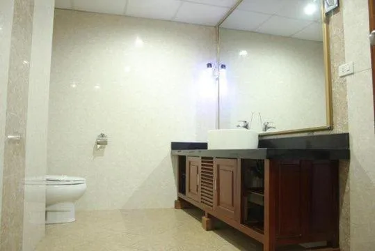 Bathroom in Beijing Hotel Vinh - by BAY LUXURY