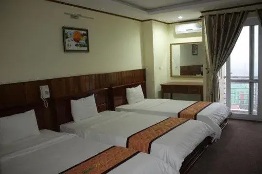 Triple Room in Beijing Hotel Vinh - by BAY LUXURY Triple Room in Beijing Hotel Vinh - by BAY LUXURY