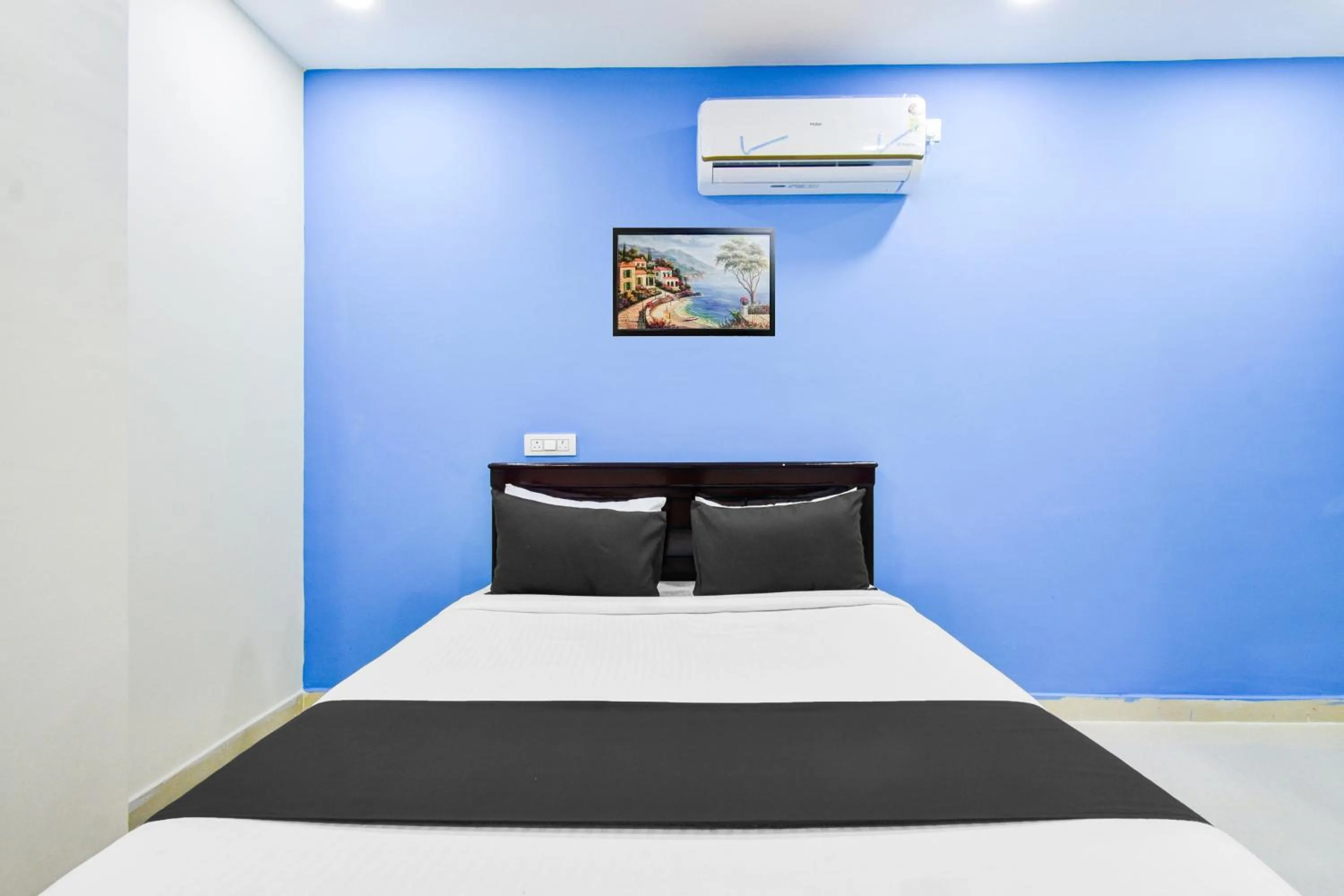 Bedroom, Bed in Hotel O by OYO Royal Stay Luxury Rooms