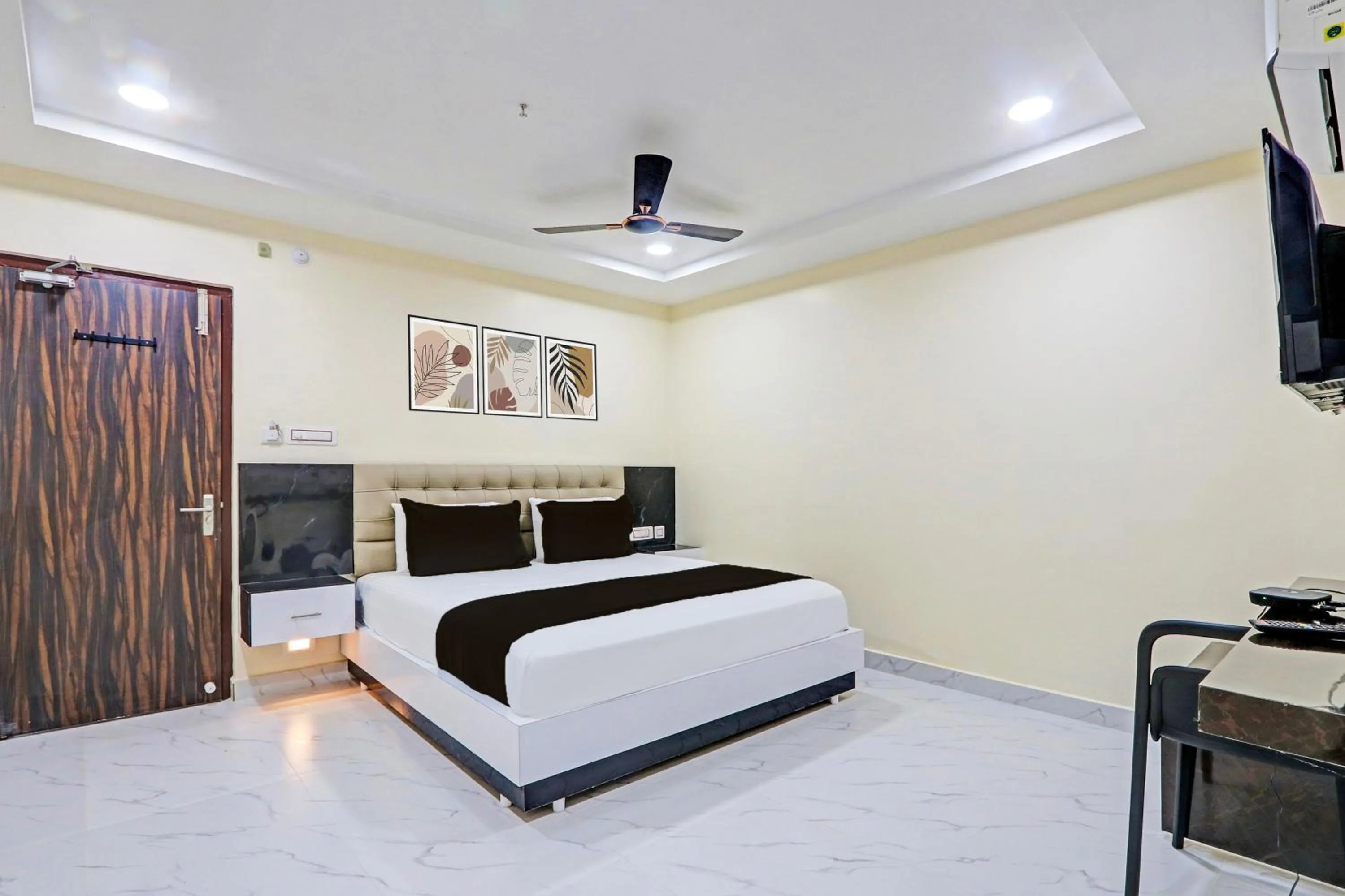 Bedroom in Super Hotel O SRI VISHNU RESIDENCY