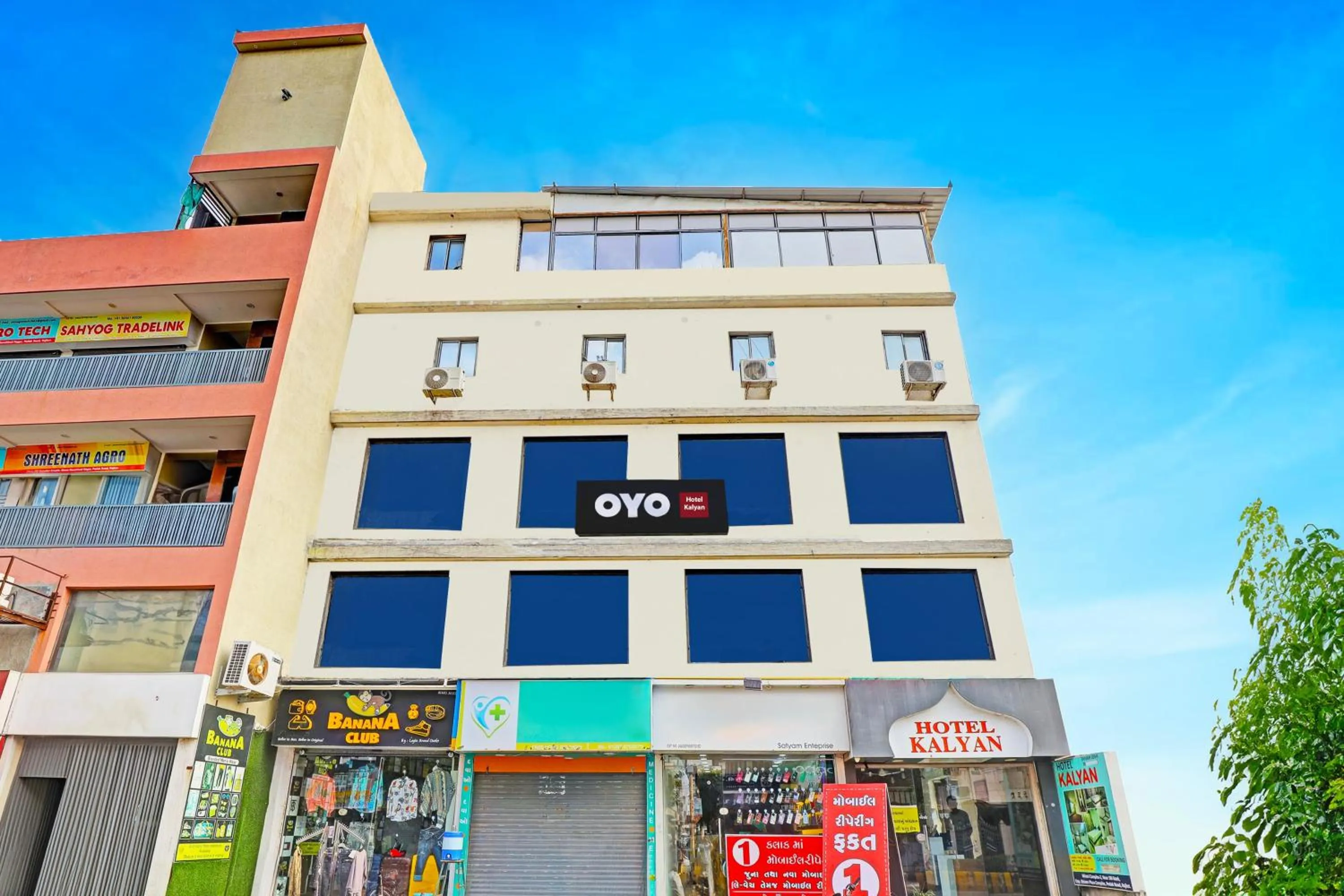Facade/entrance in hotel O kalyan