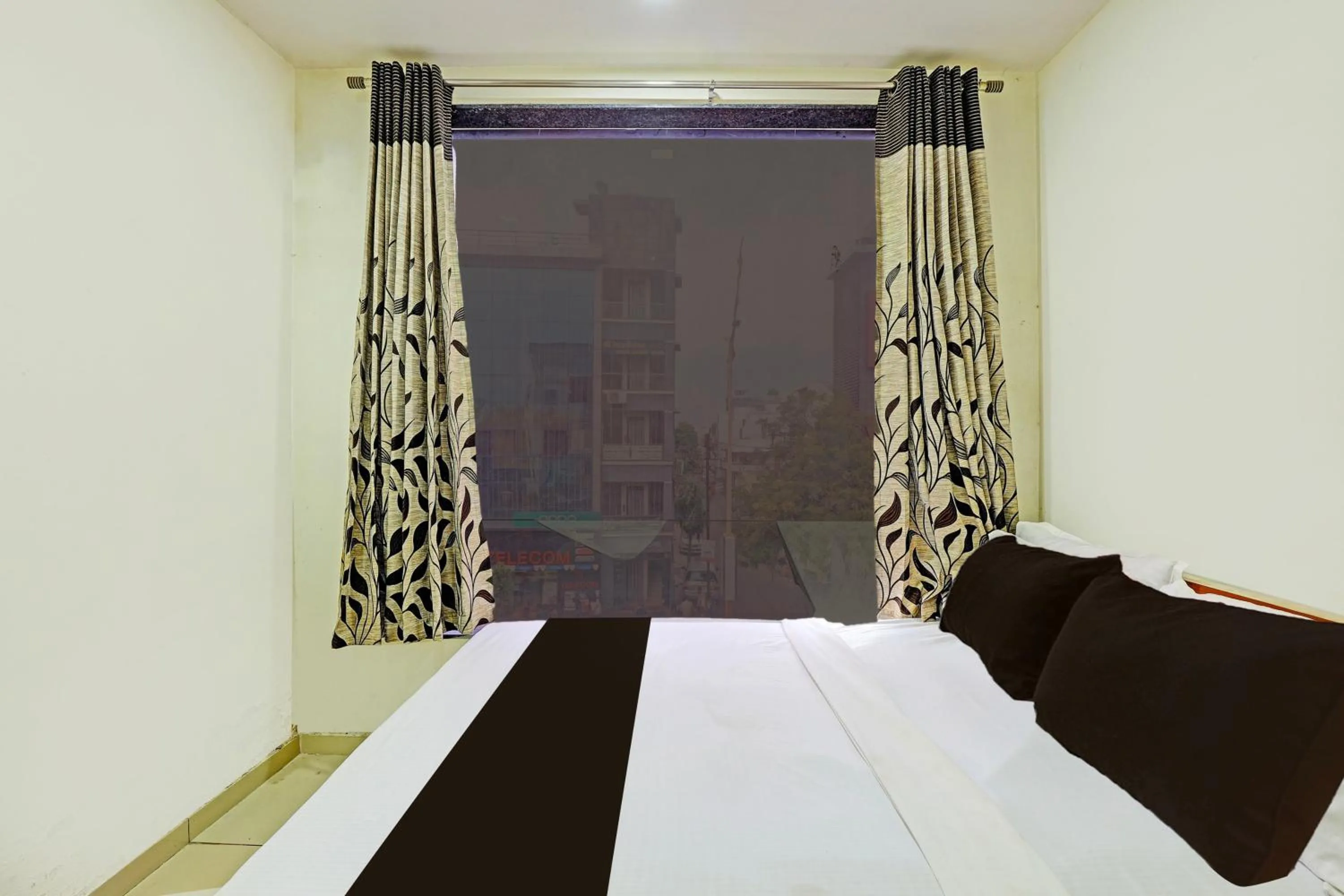 Facade/entrance, Bed in hotel O kalyan