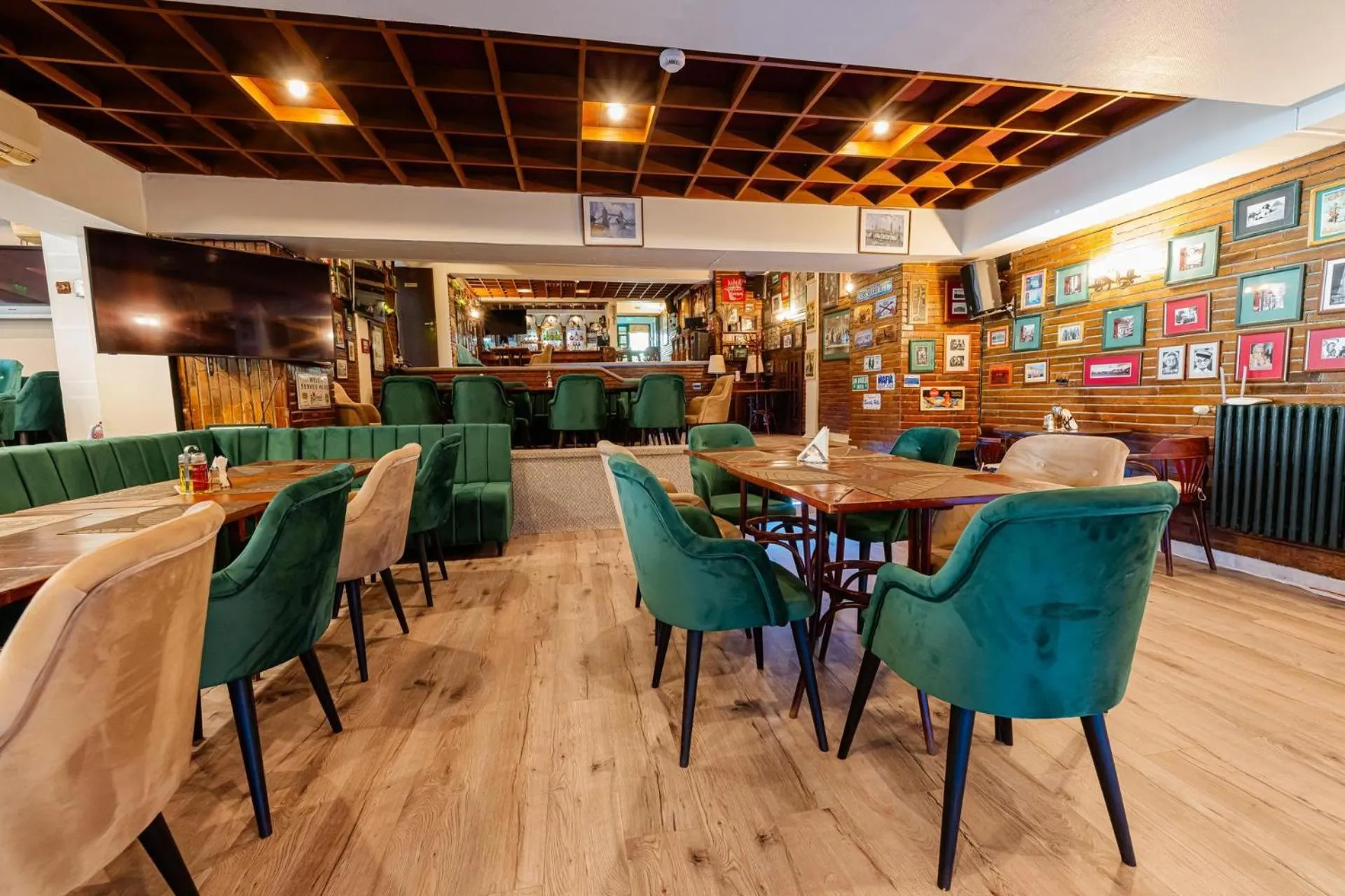 Restaurant/places to eat in Hotel Sport B90