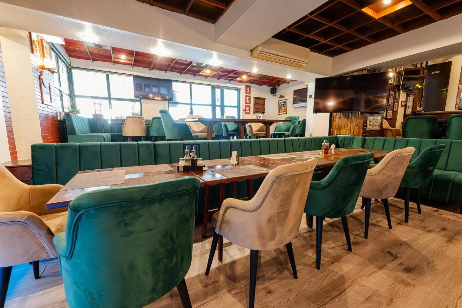 Restaurant/places to eat in Hotel Sport B90