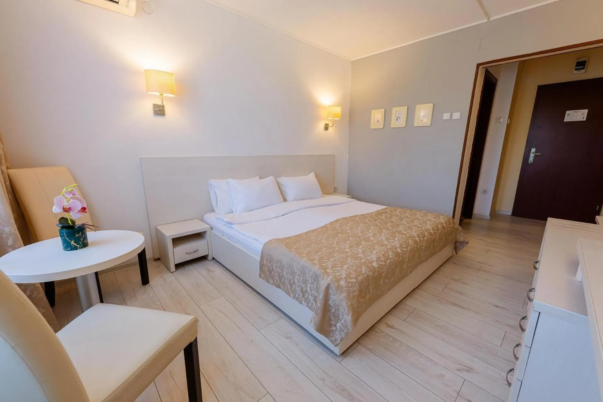 Bedroom, Bed in Hotel Sport B90