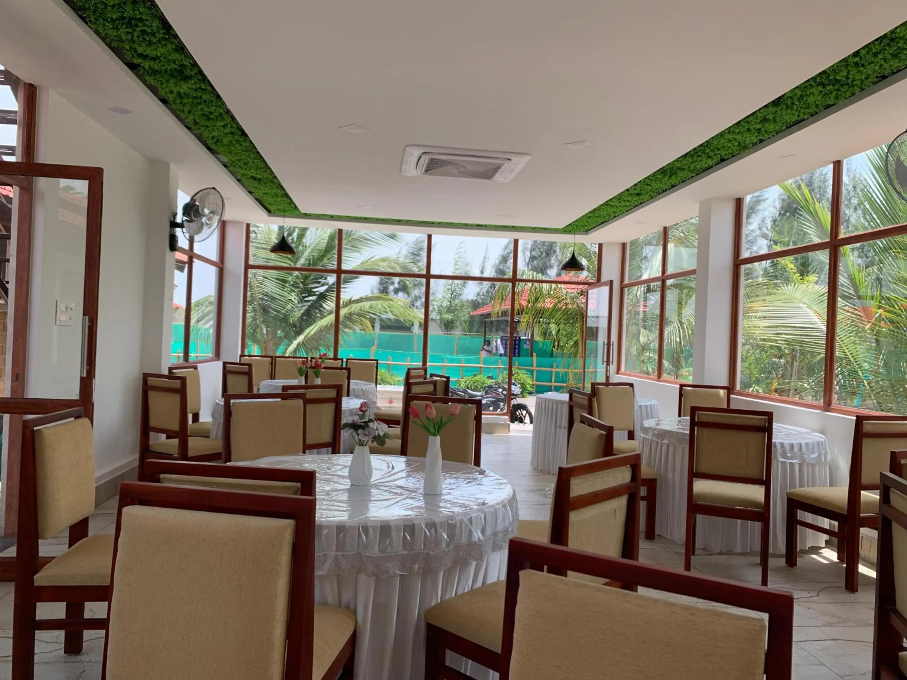 Restaurant/places to eat in Love Green Resorts