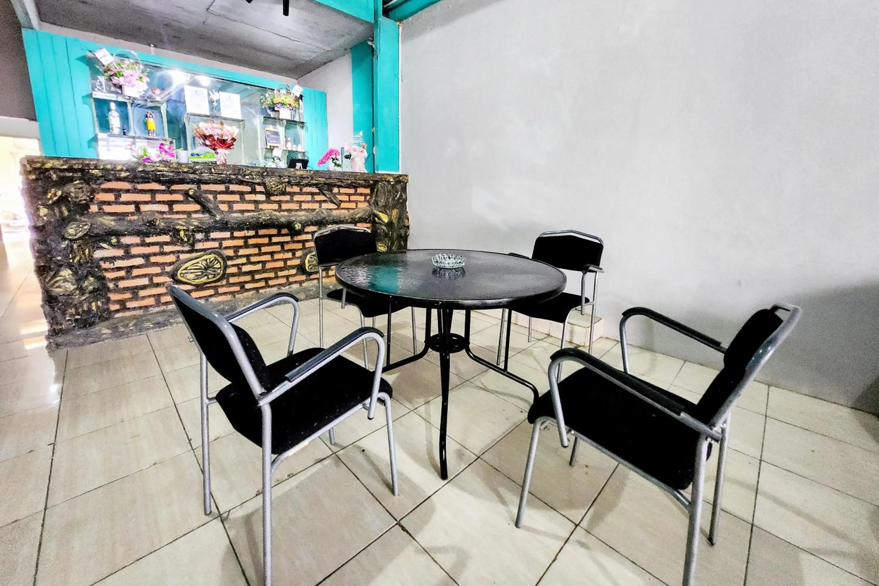 Seating area in RedDoorz at Marina City Waterfront