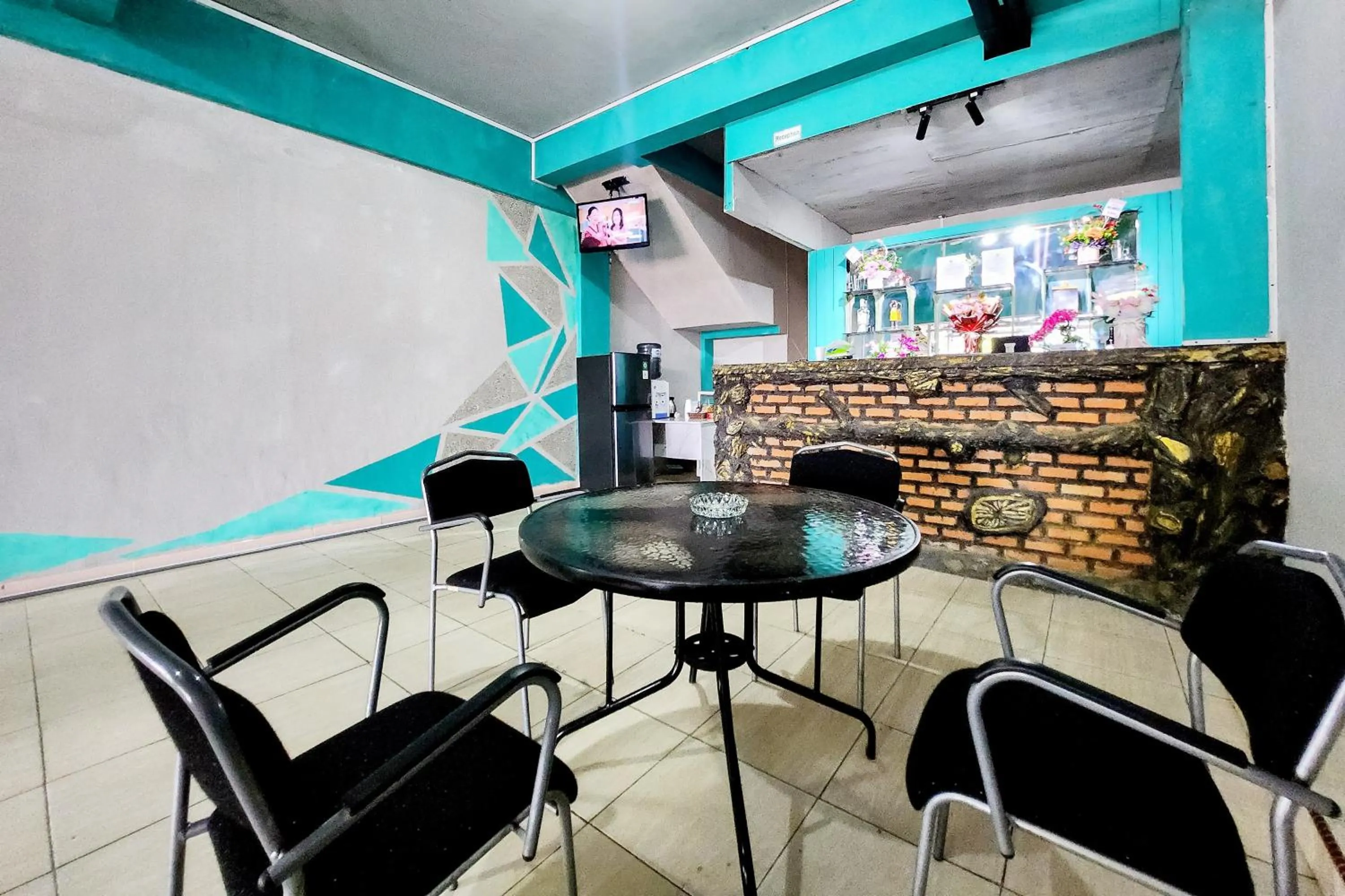 Seating area in RedDoorz at Marina City Waterfront