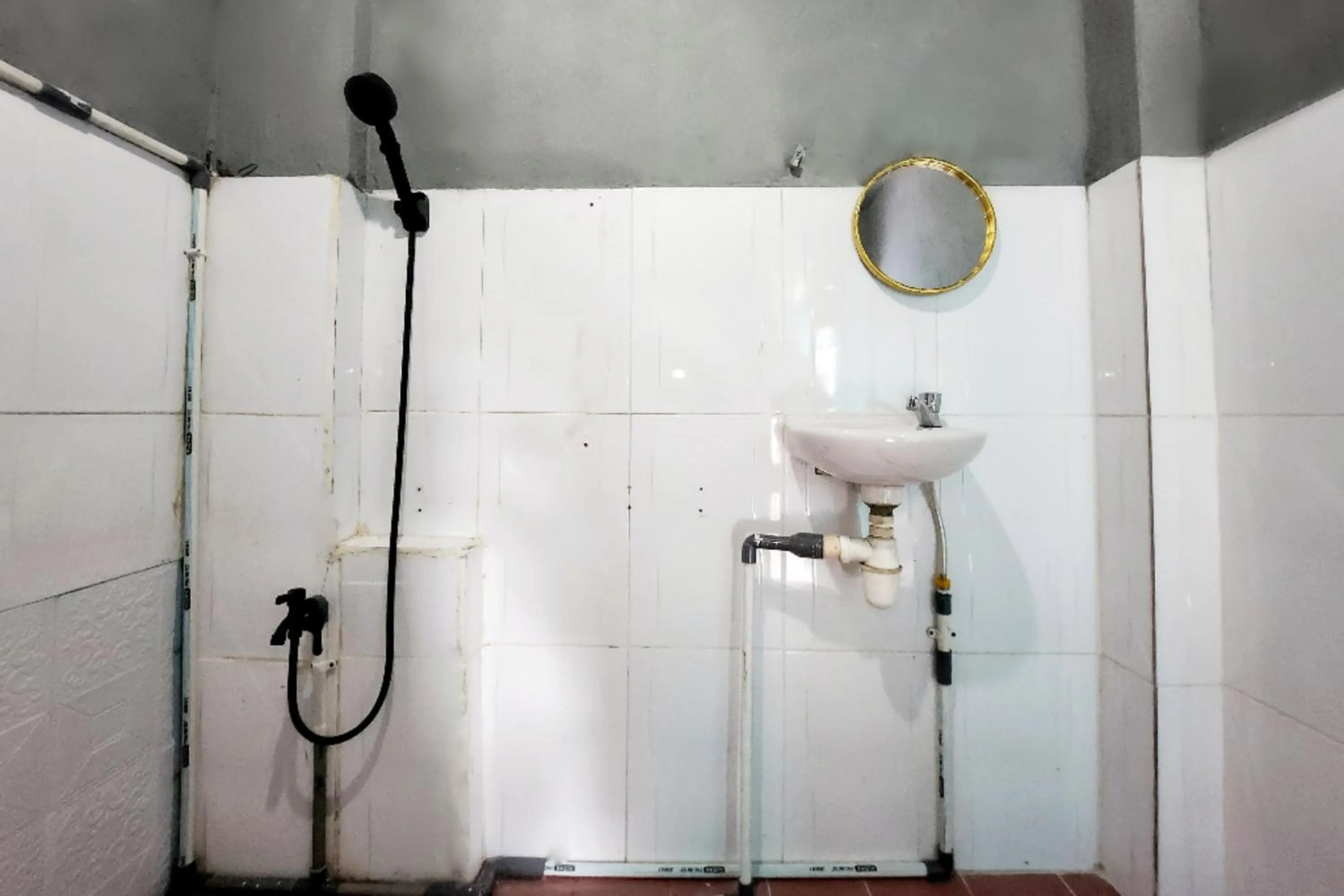 Bathroom in RedDoorz at Marina City Waterfront