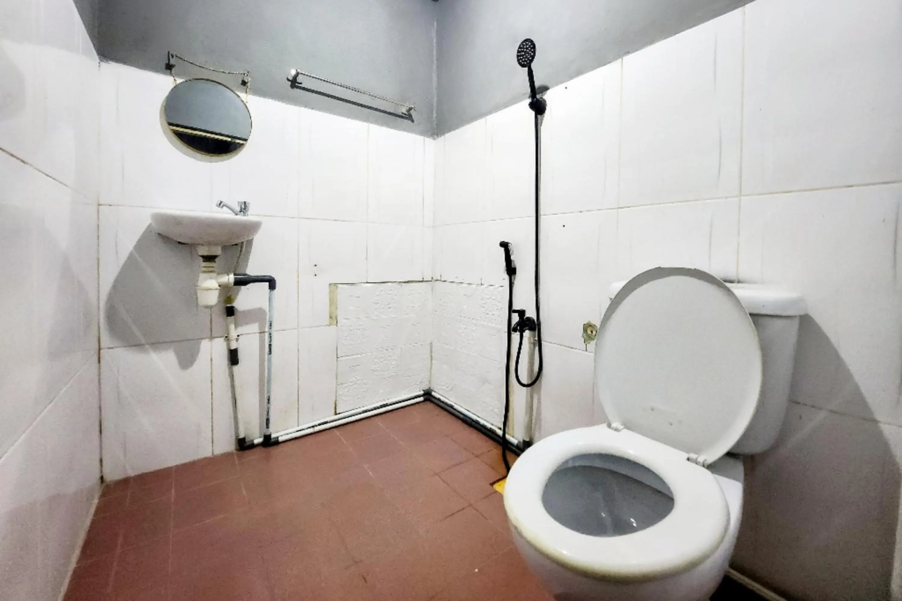 Bathroom in RedDoorz at Marina City Waterfront