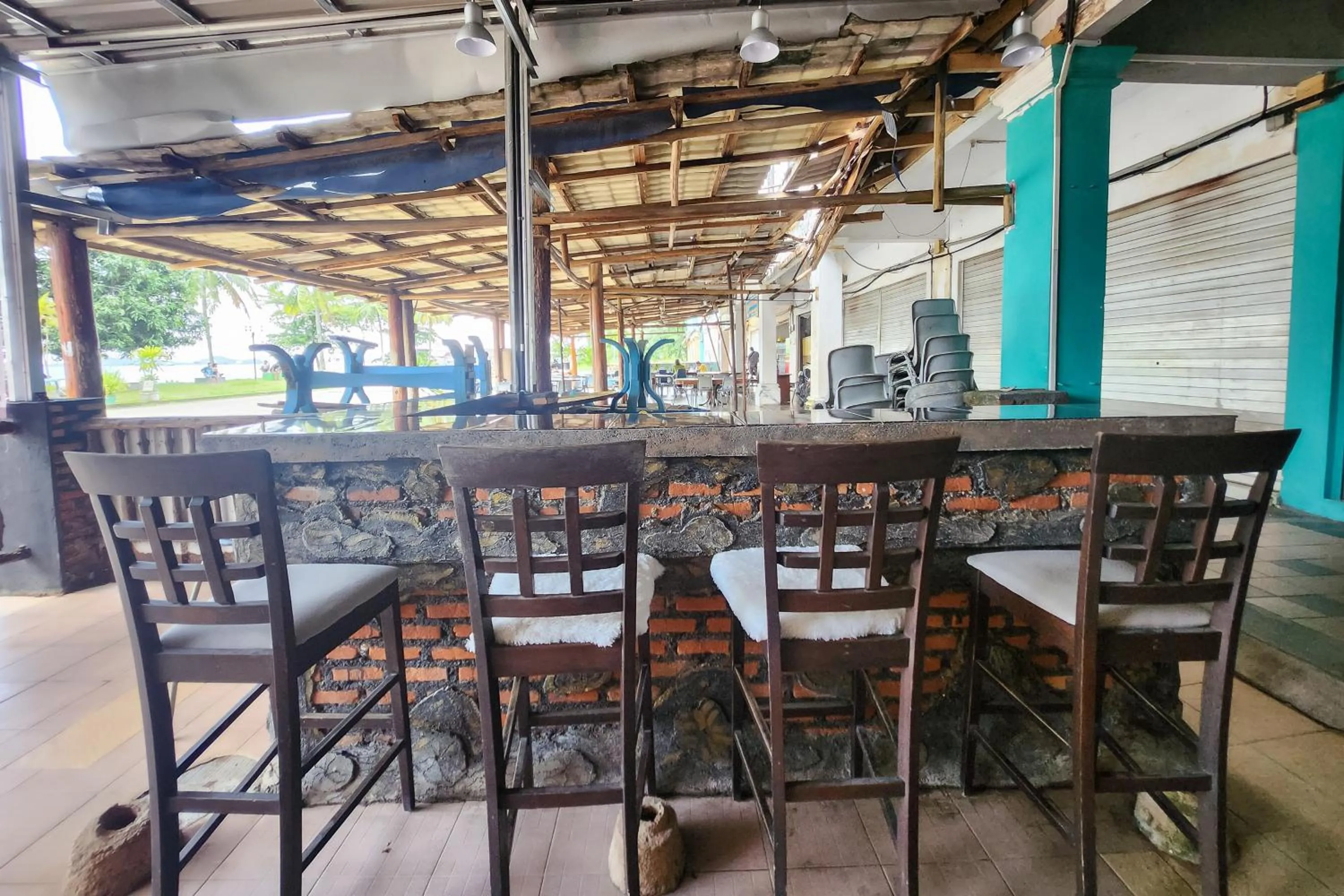 Seating area in RedDoorz at Marina City Waterfront