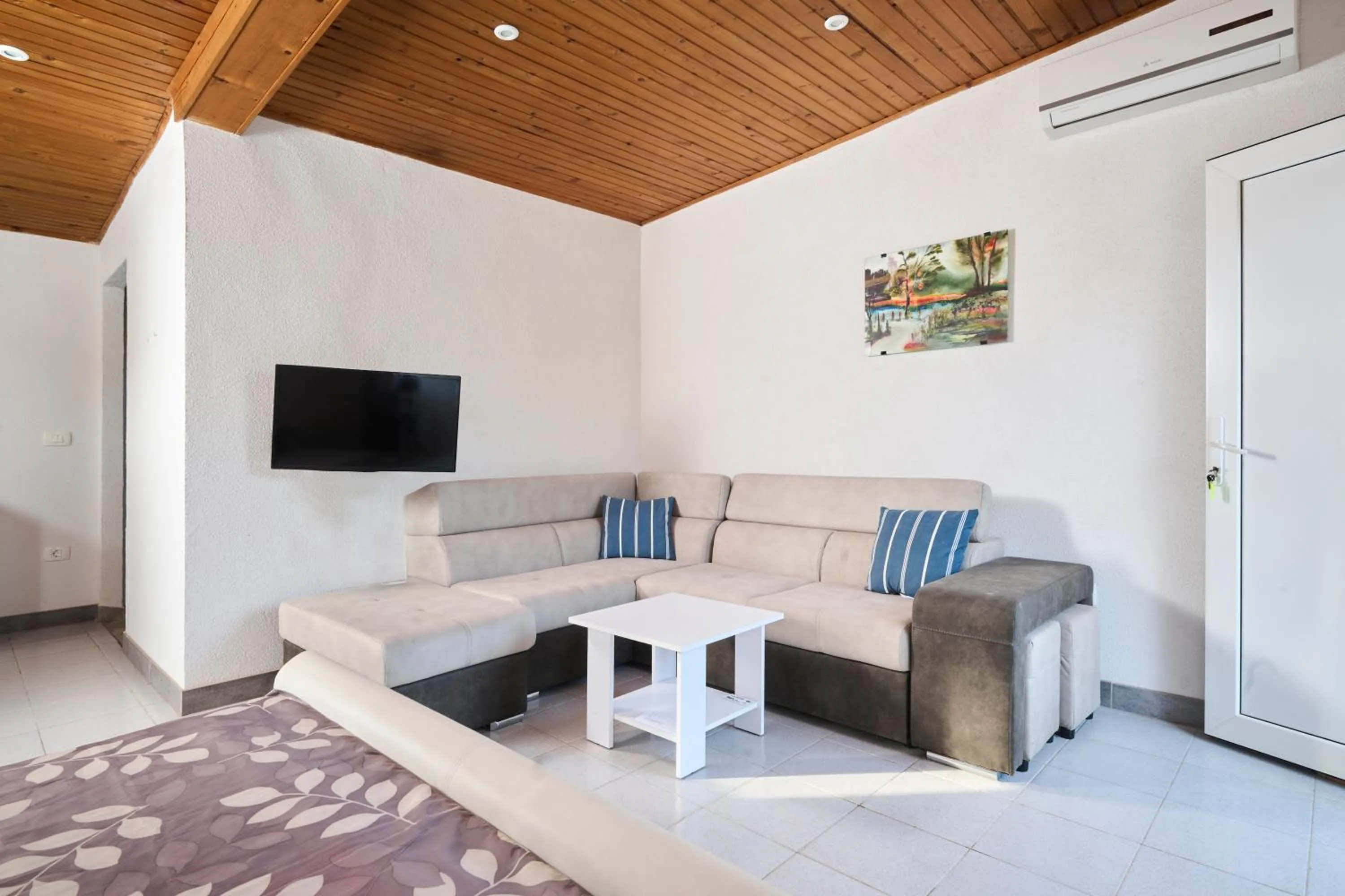 Communal lounge/ TV room in Apartman Ana