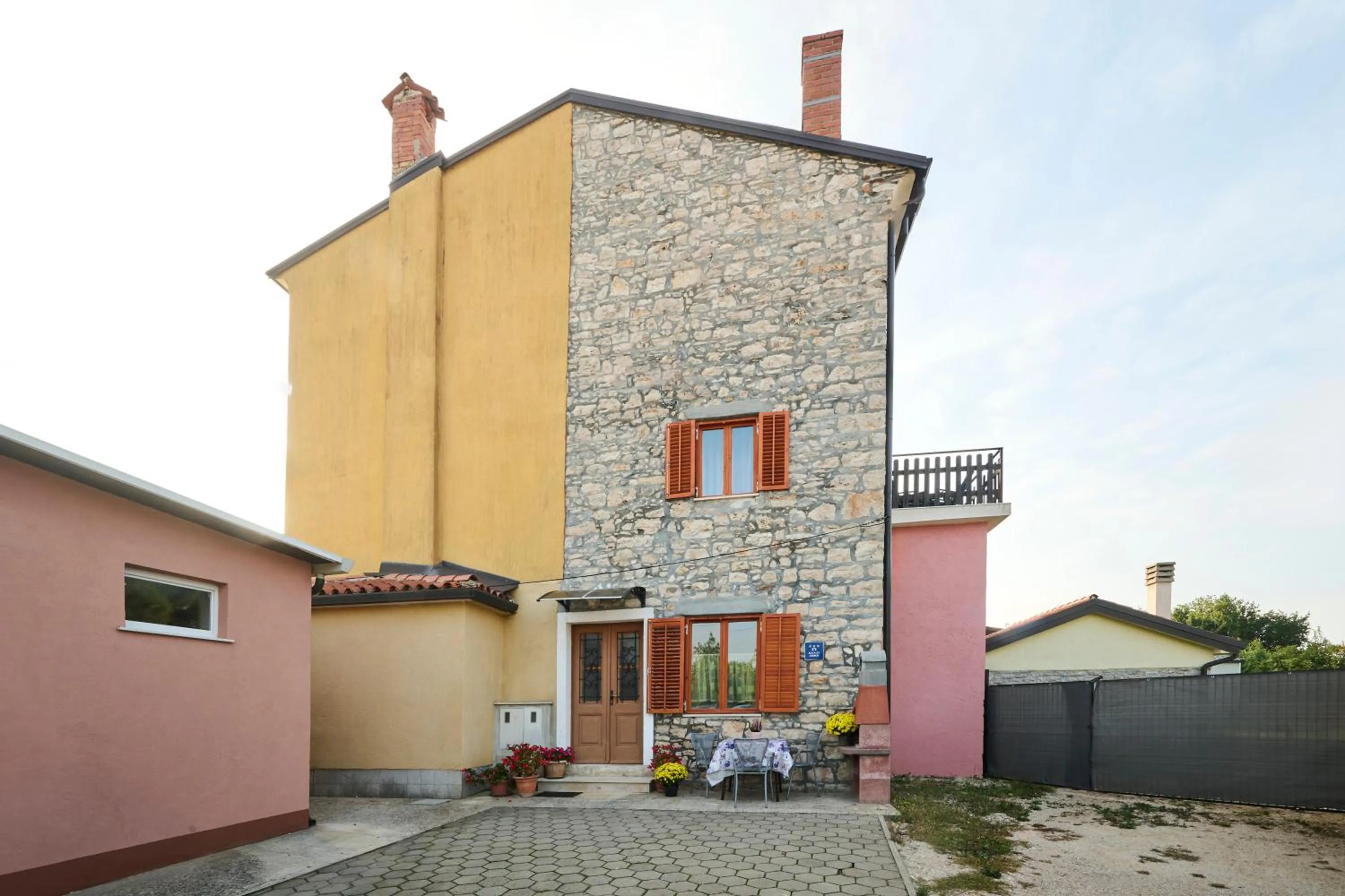 Property building in Apartman Ana