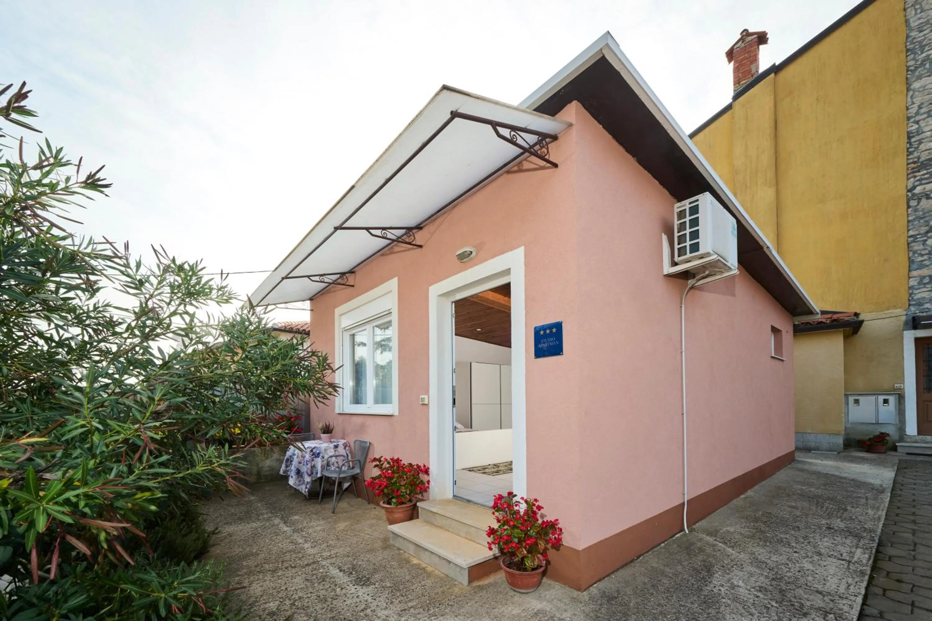 Property building in Apartman Ana