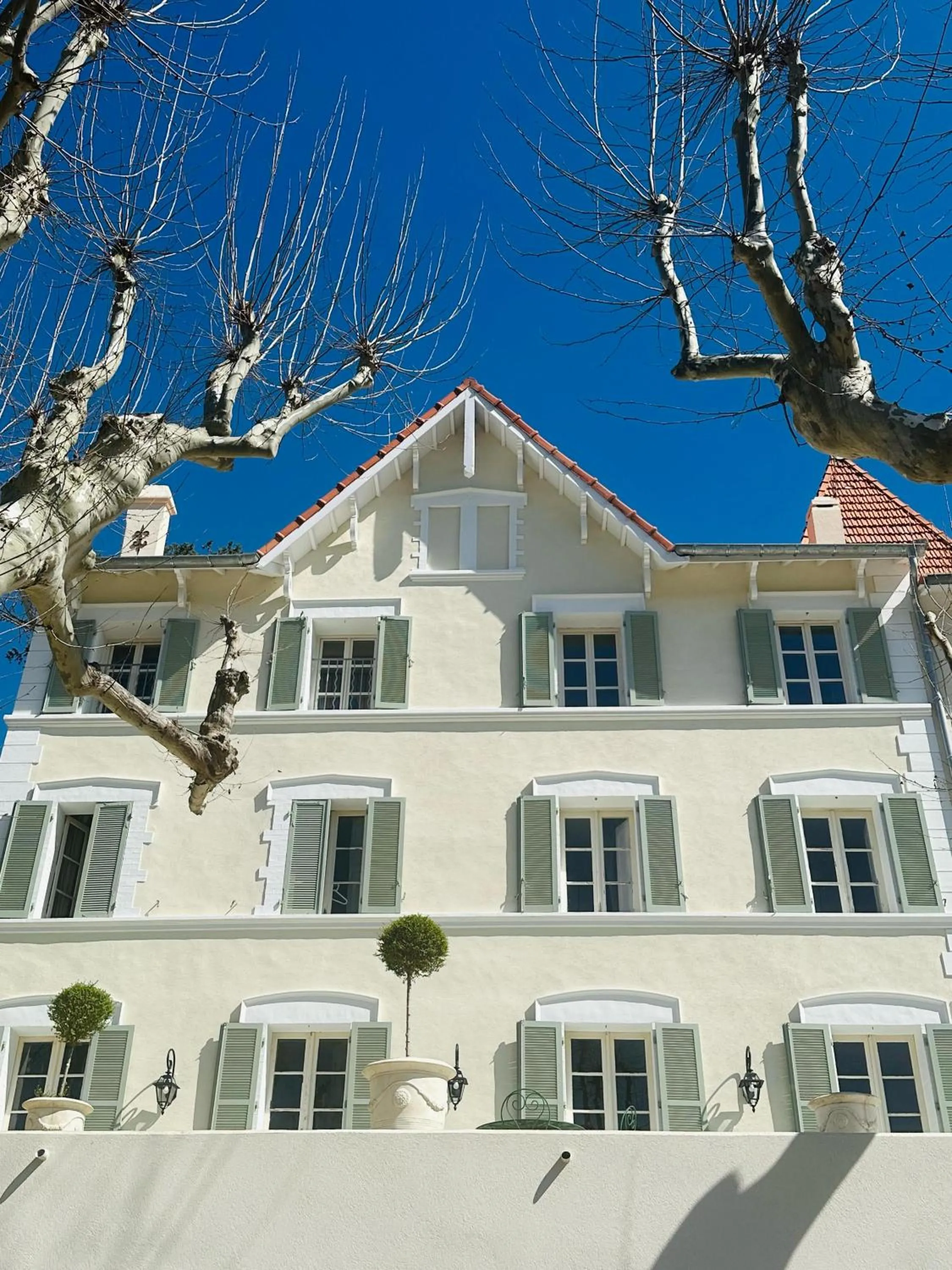 Property building in Chateau Pimo