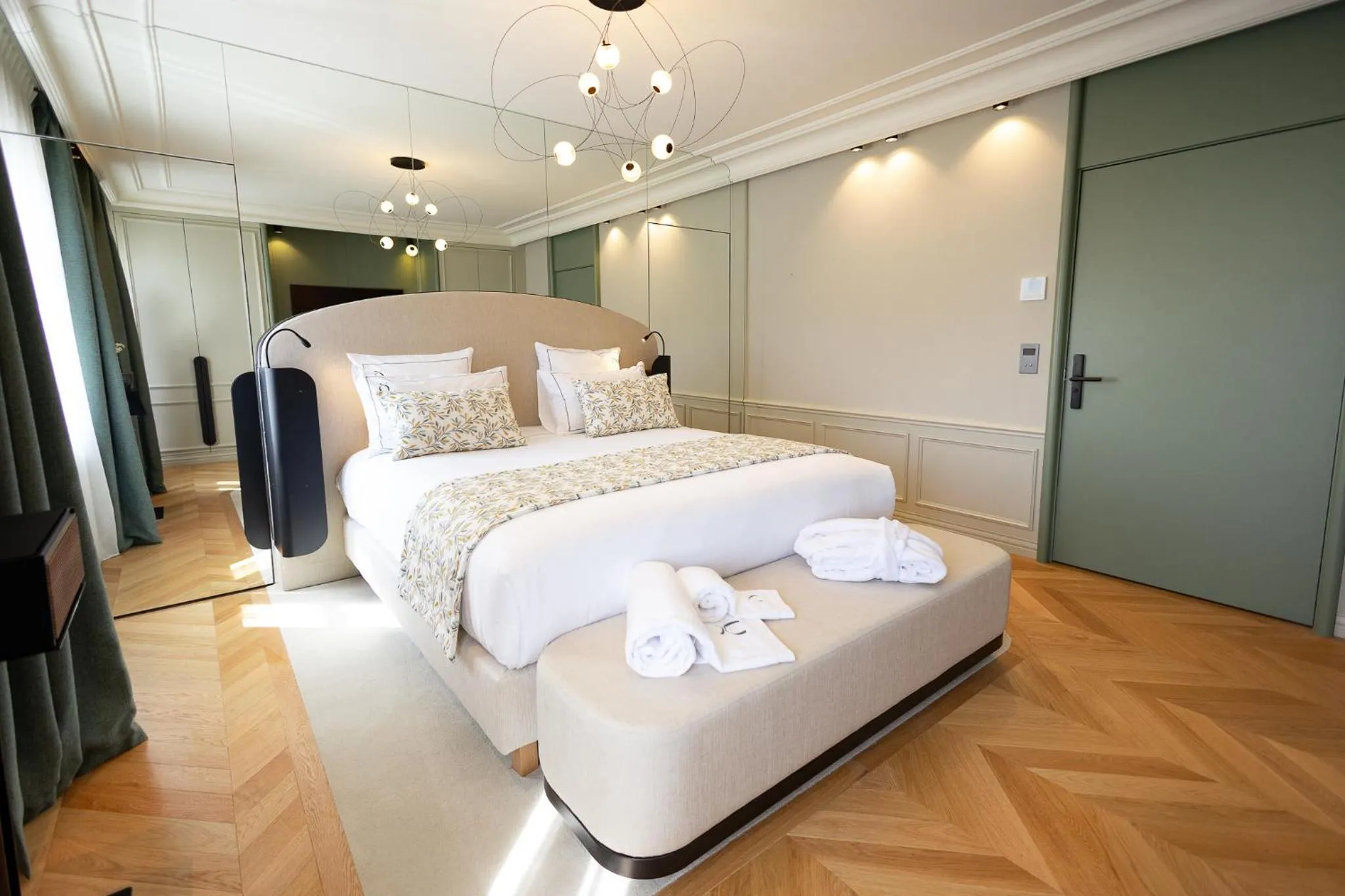 Photo of the whole room, Bed in Chateau Pimo