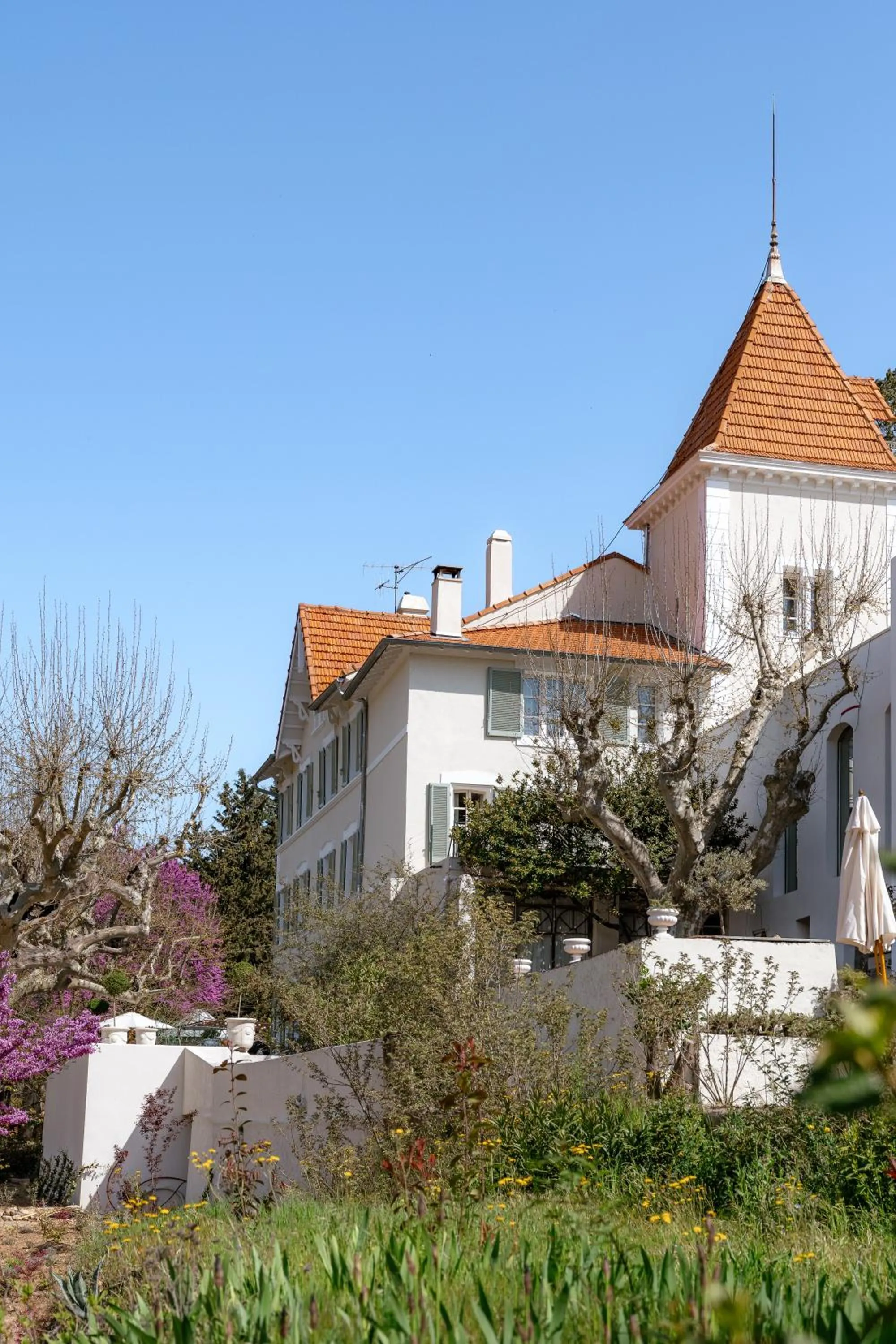 Property building in Chateau Pimo