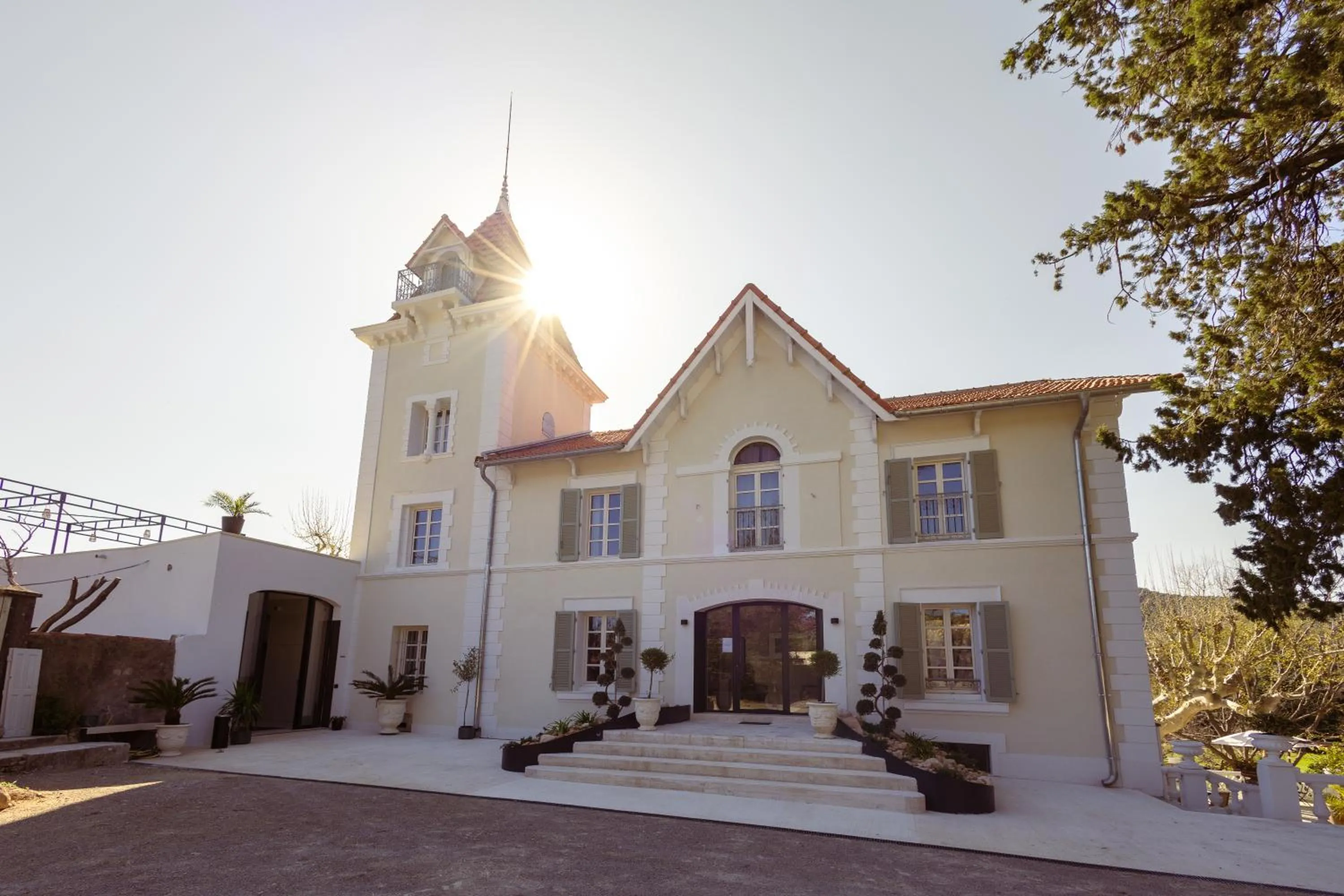 Property building in Chateau Pimo