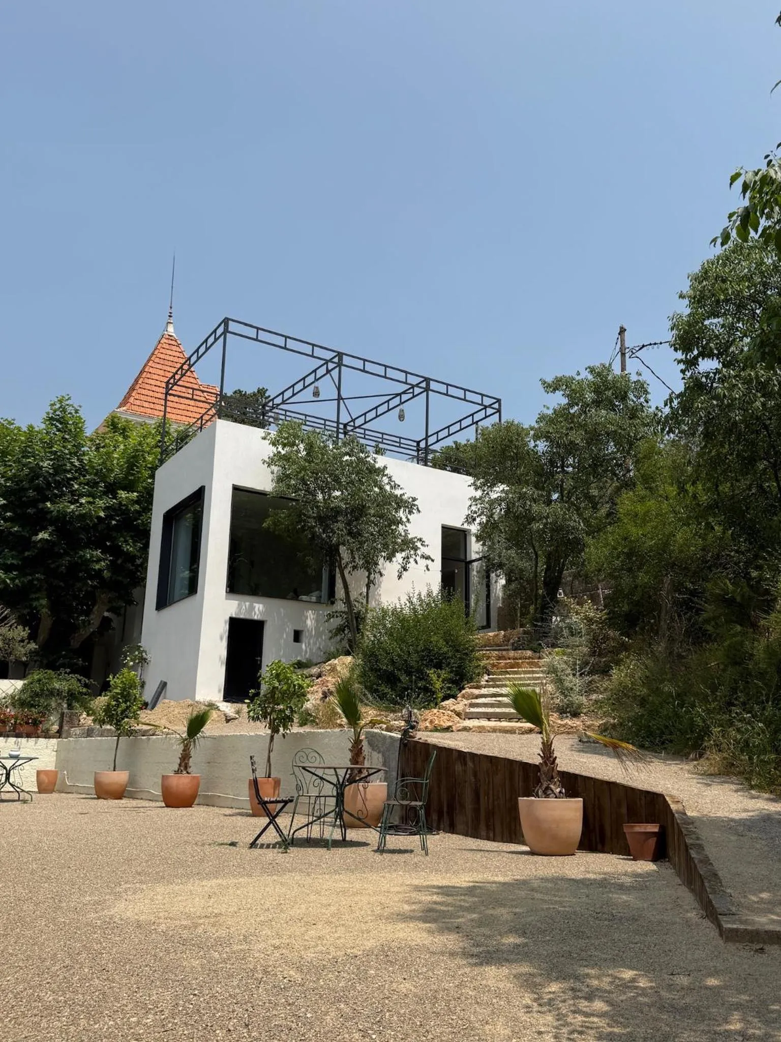 Property building in Chateau Pimo