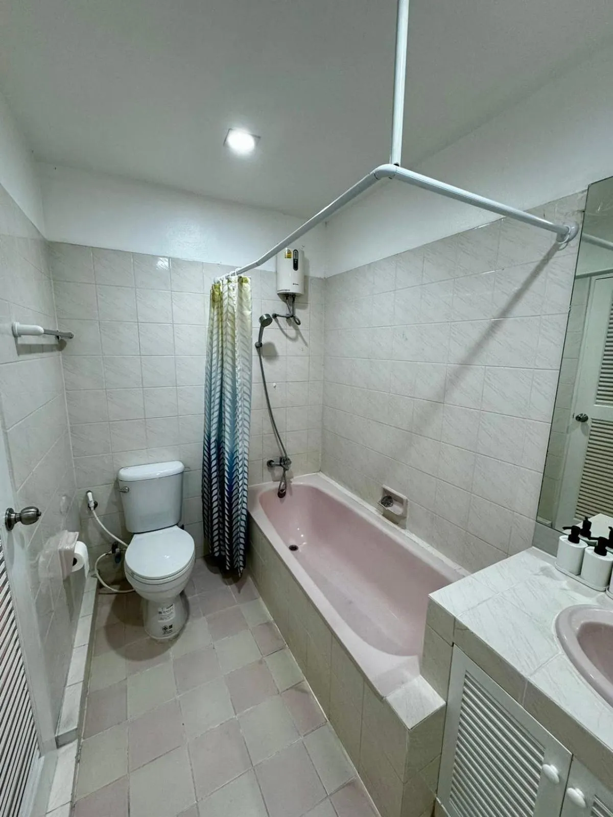 Toilet in Comfy Crib Hostel 2