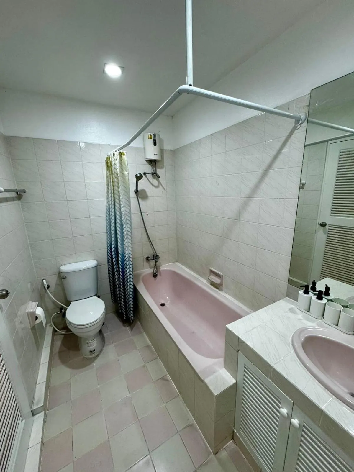 Toilet in Comfy Crib Hostel 2