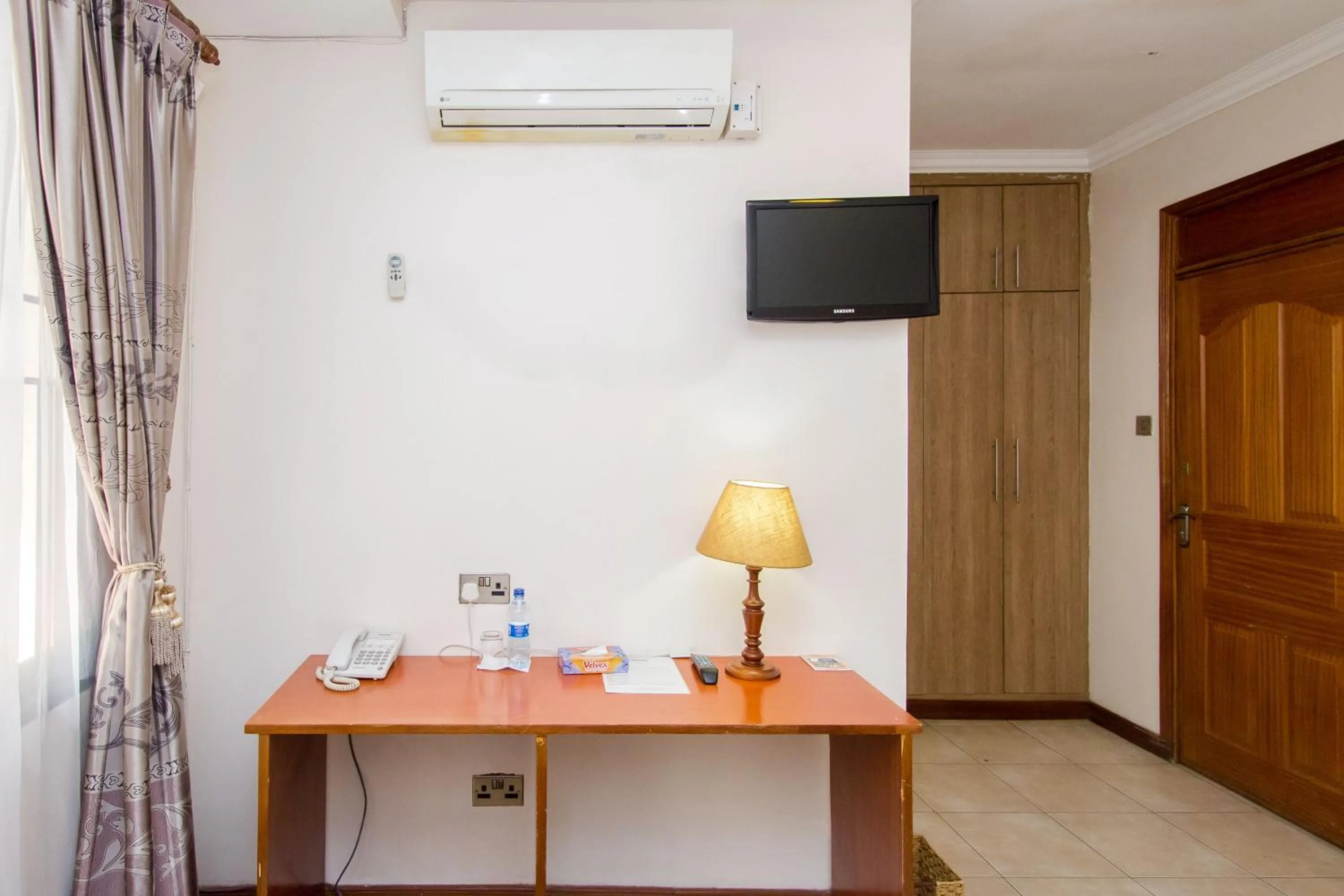 Photo of the whole room in Victoria Comfort Inn