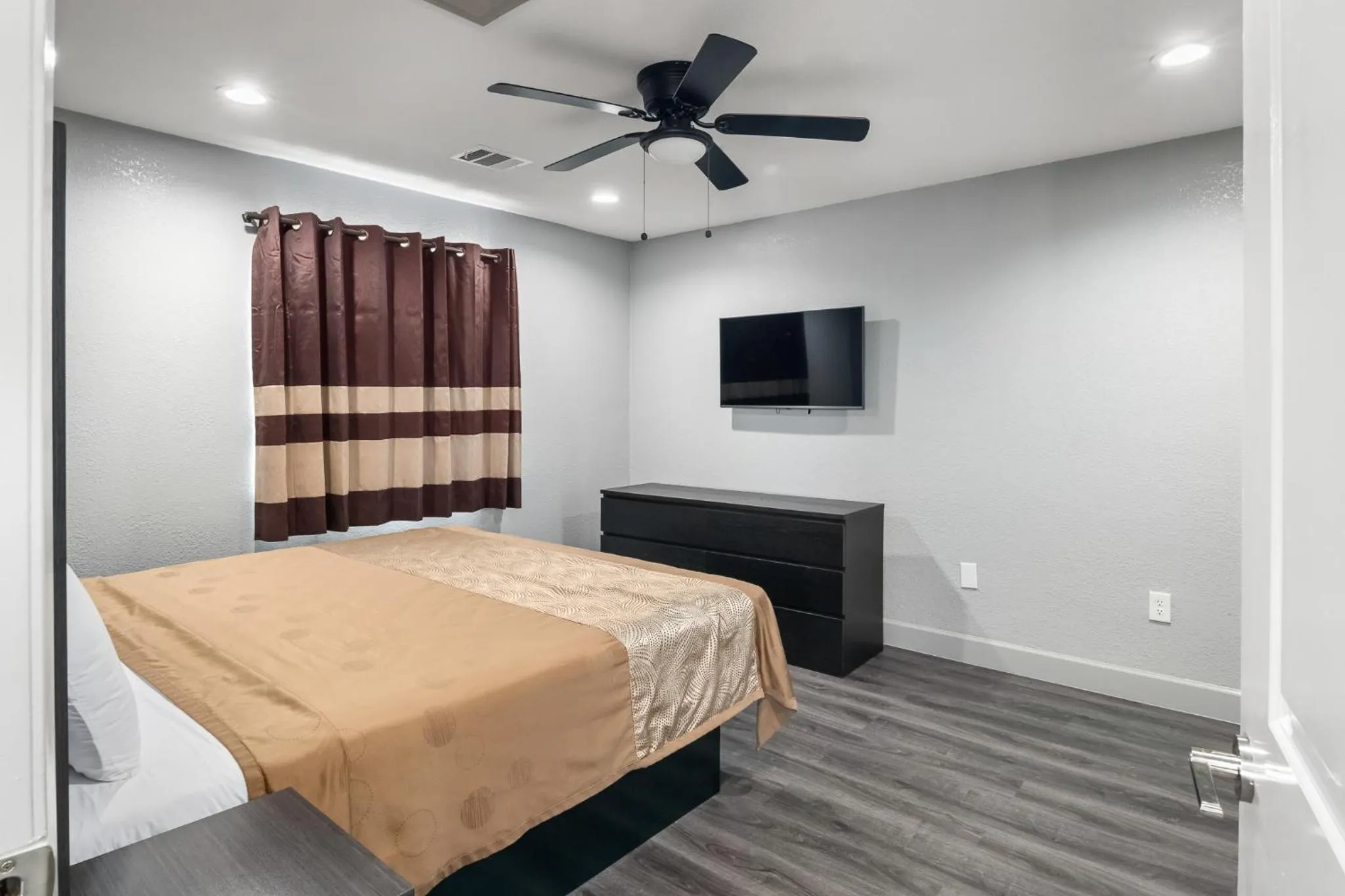 Bed in Moonlight Inn - Houston I-45 & Airline