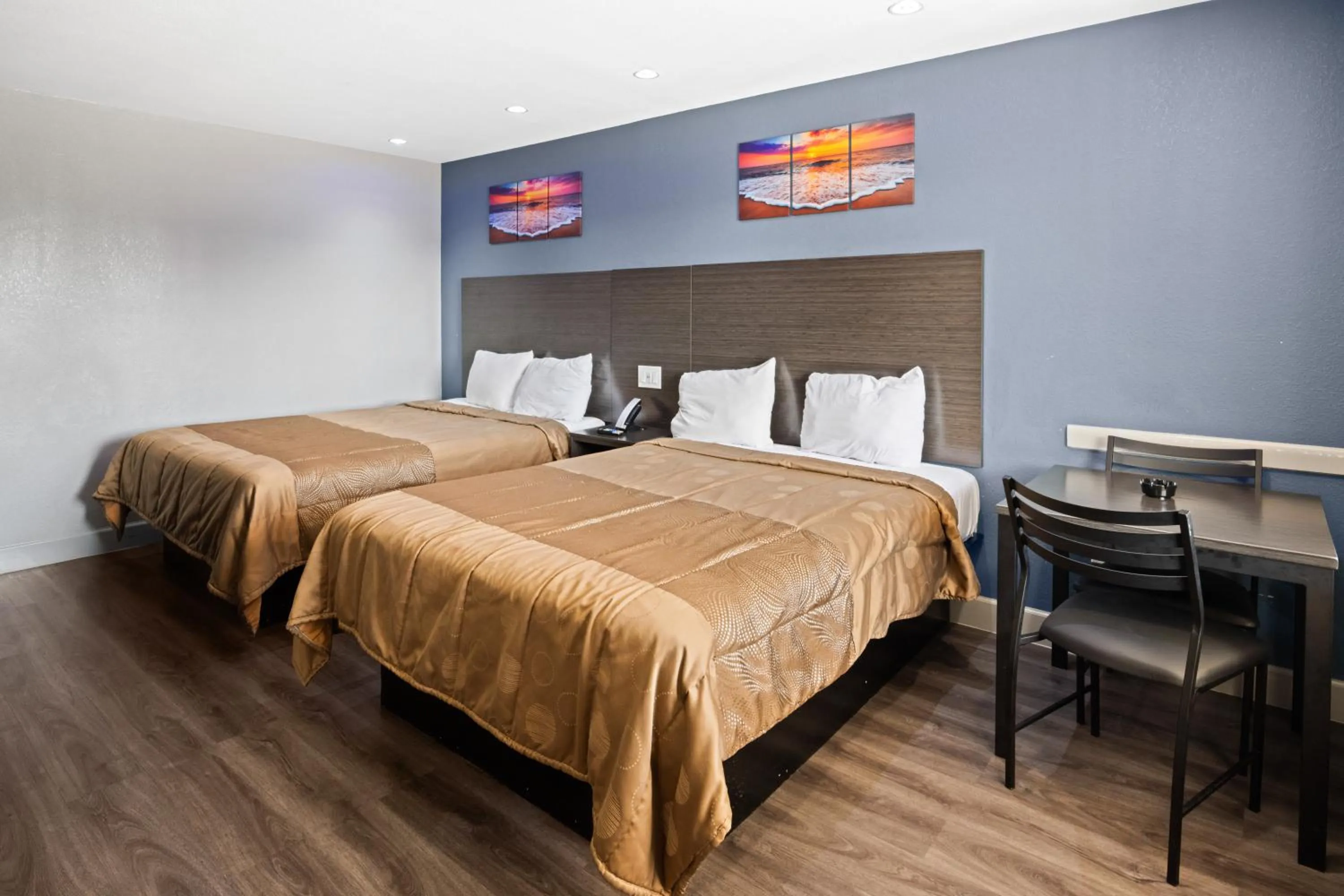 Bed in Moonlight Inn - Houston I-45 & Airline