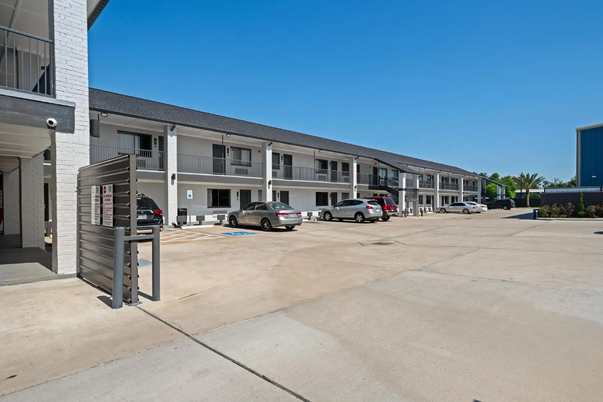 Property building in Moonlight Inn - Houston I-45 & Airline