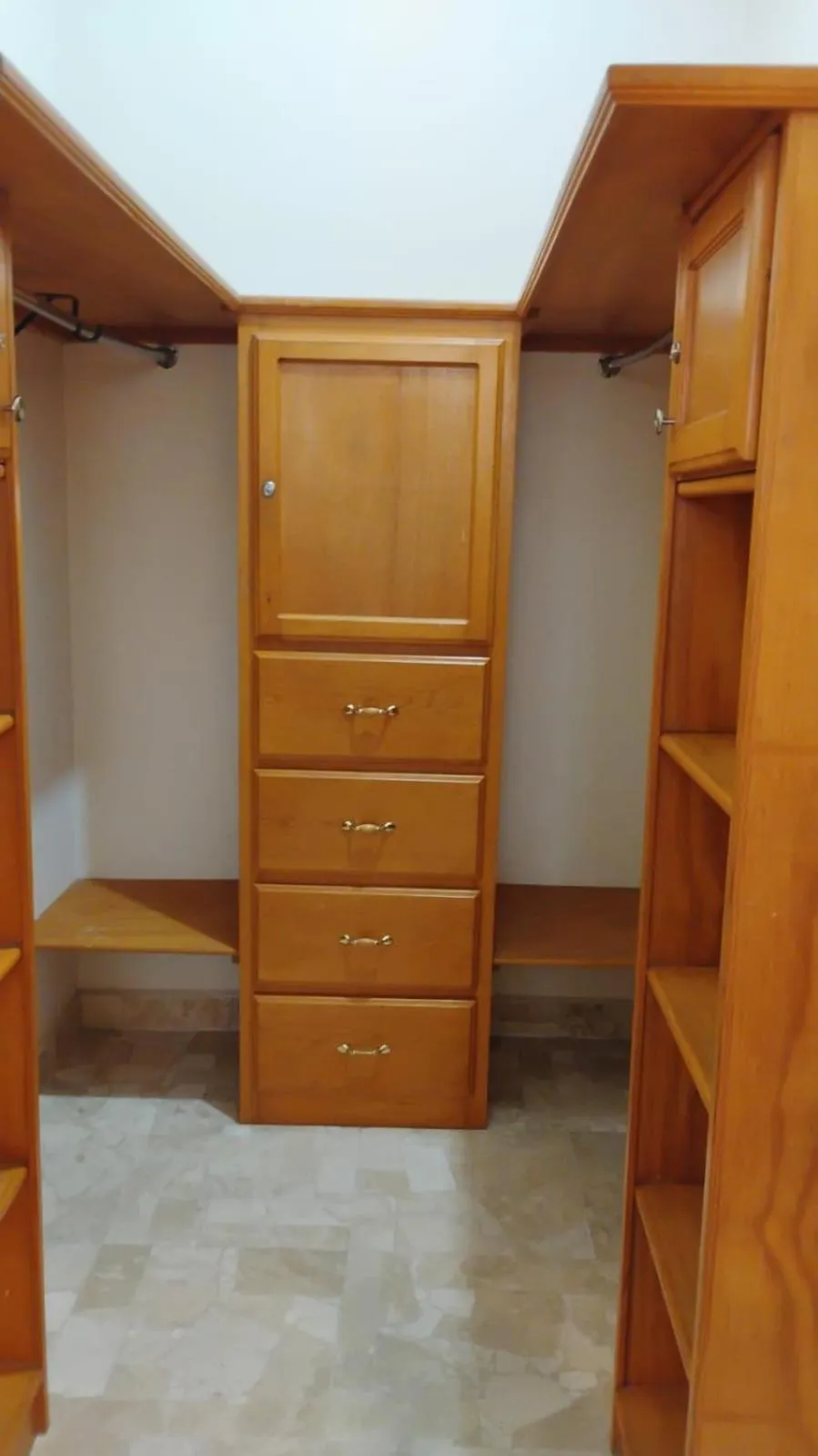 wardrobe in Cumbresuites