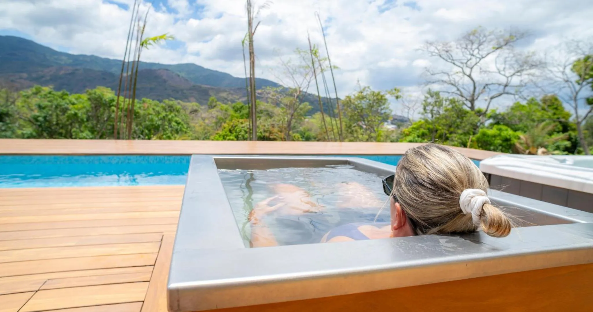 People in BEE Suites San José - Santa Ana