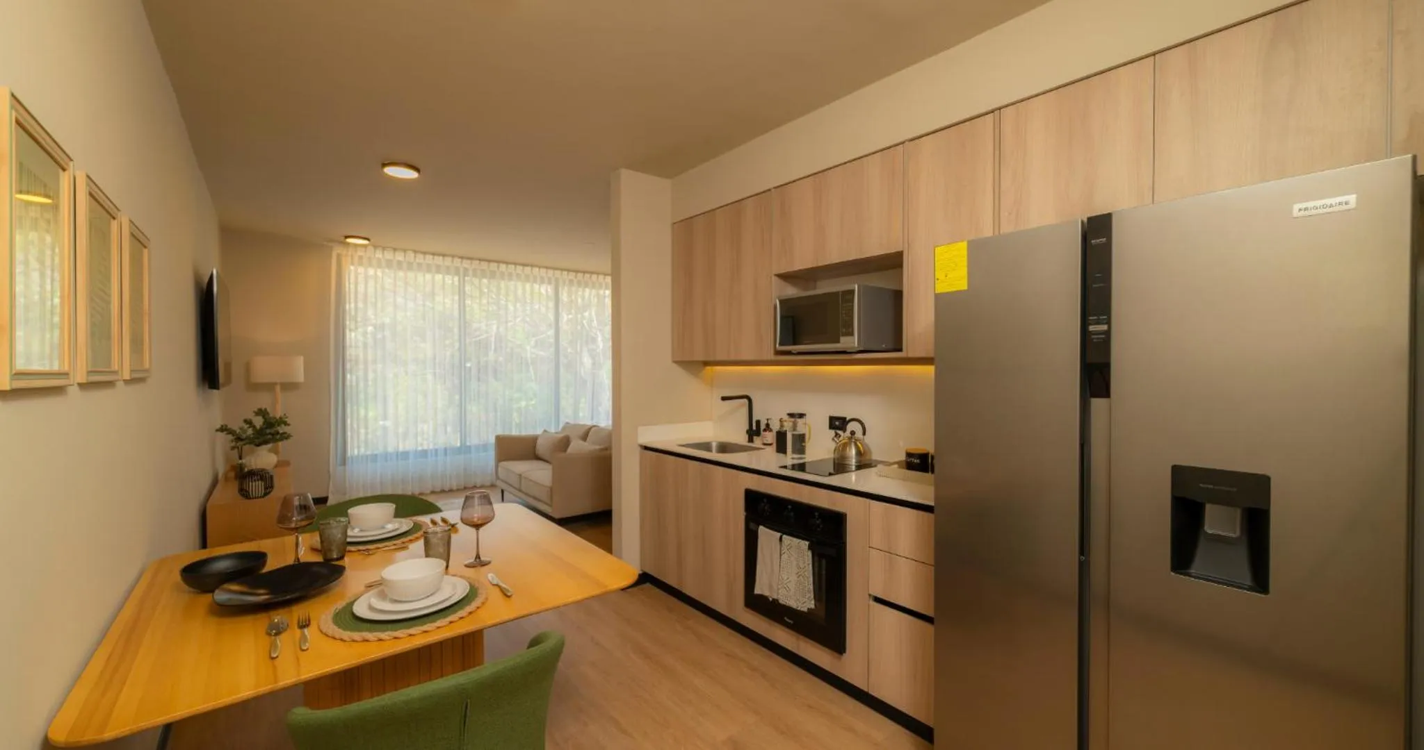 Dining area in BEE Suites San José - Santa Ana