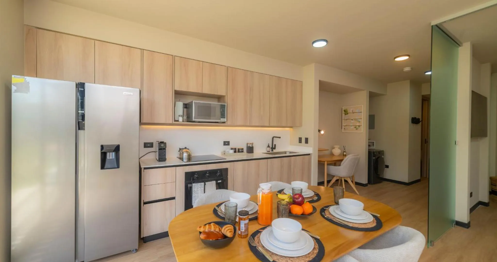 Kitchen or kitchenette in BEE Suites San José - Santa Ana