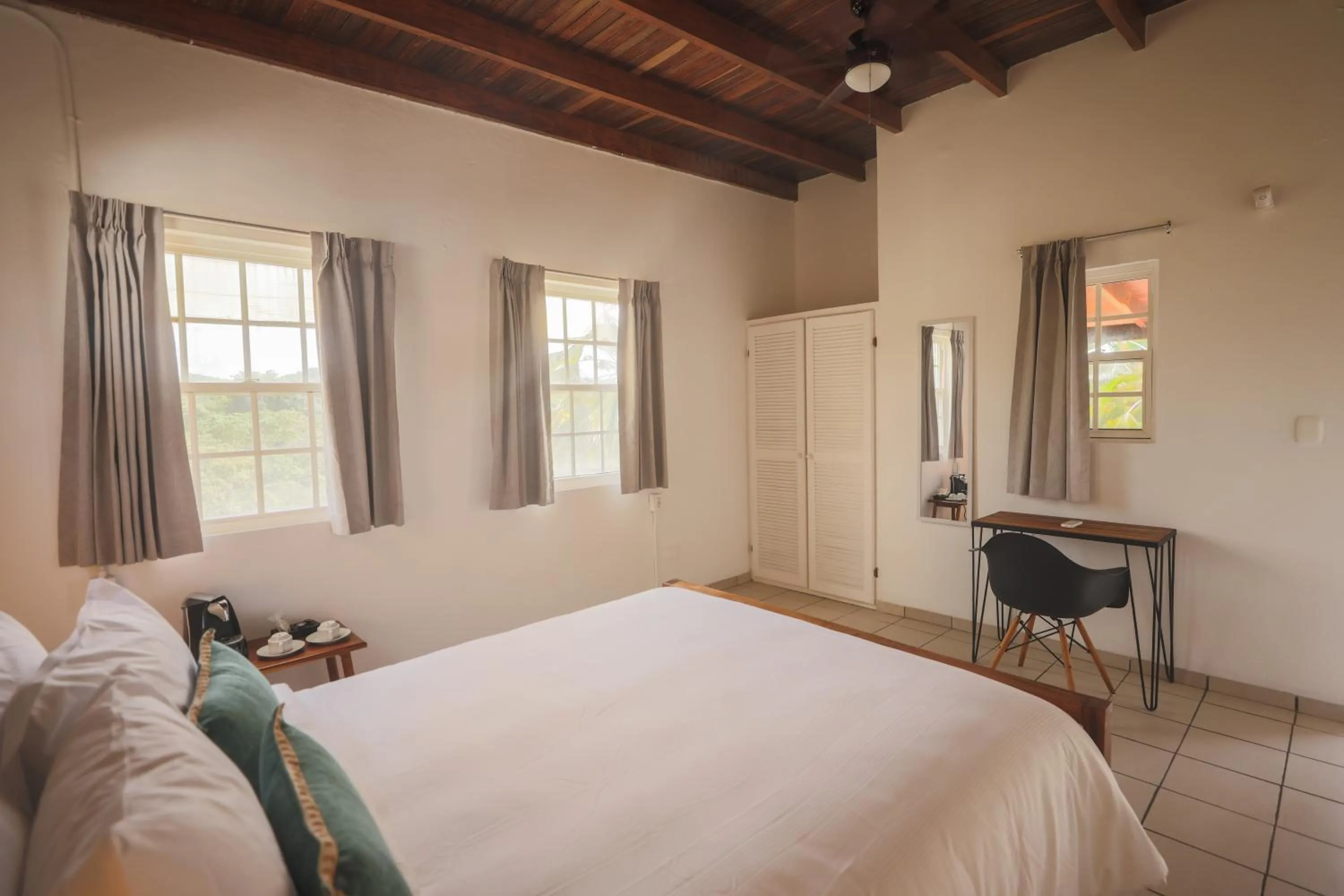 Photo of the whole room, Bed in Alma Vida Hotel