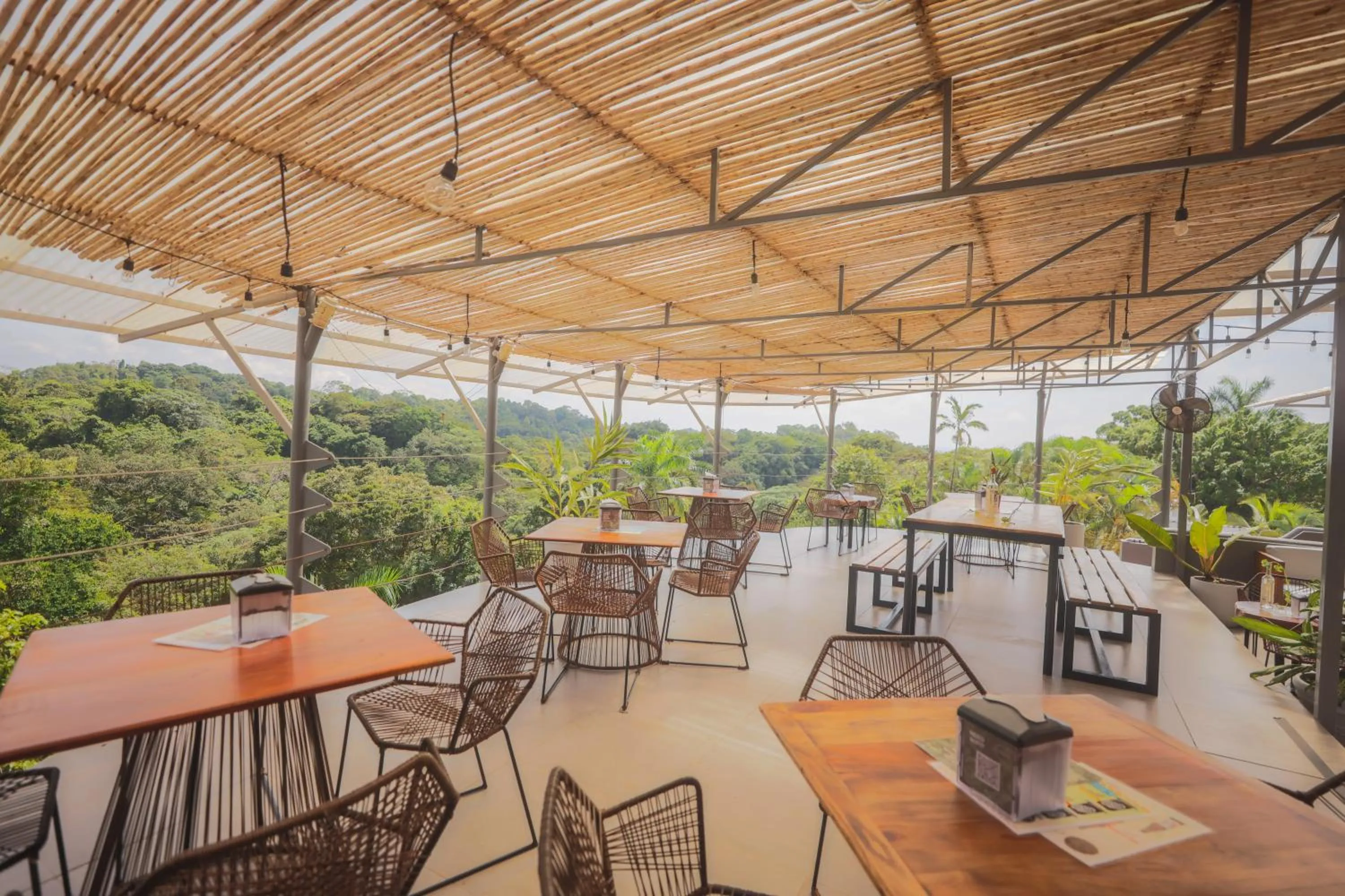 Restaurant/places to eat in Alma Vida Hotel