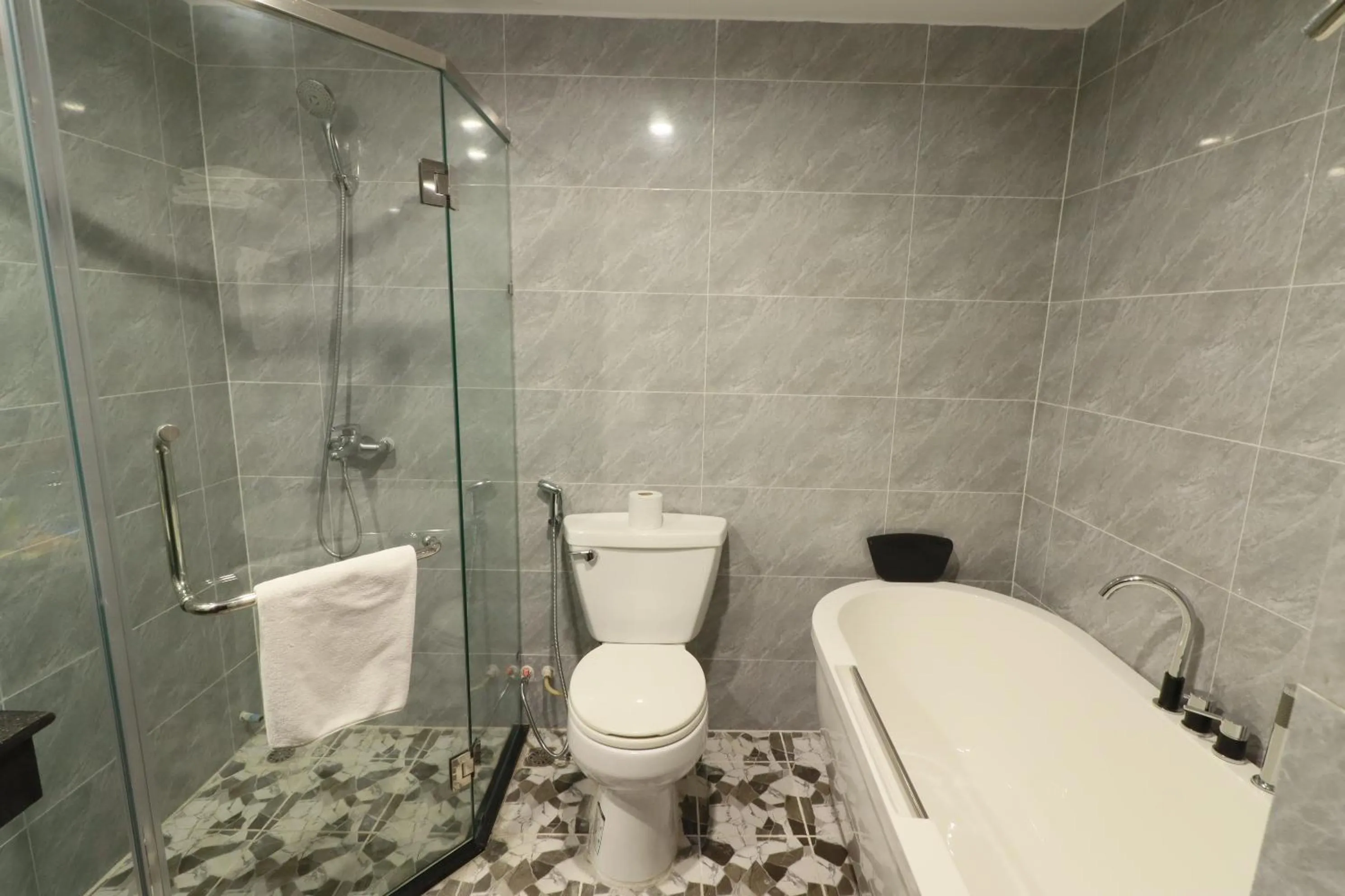 Shower in Mahasakor Inn