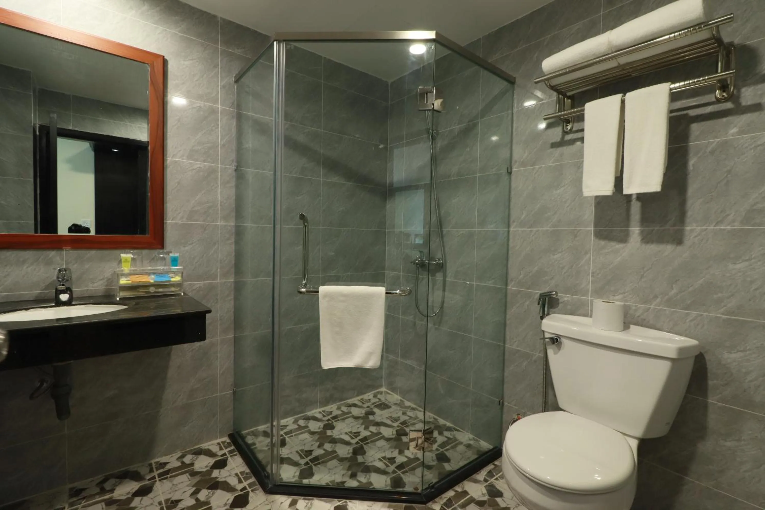 Shower in Mahasakor Inn