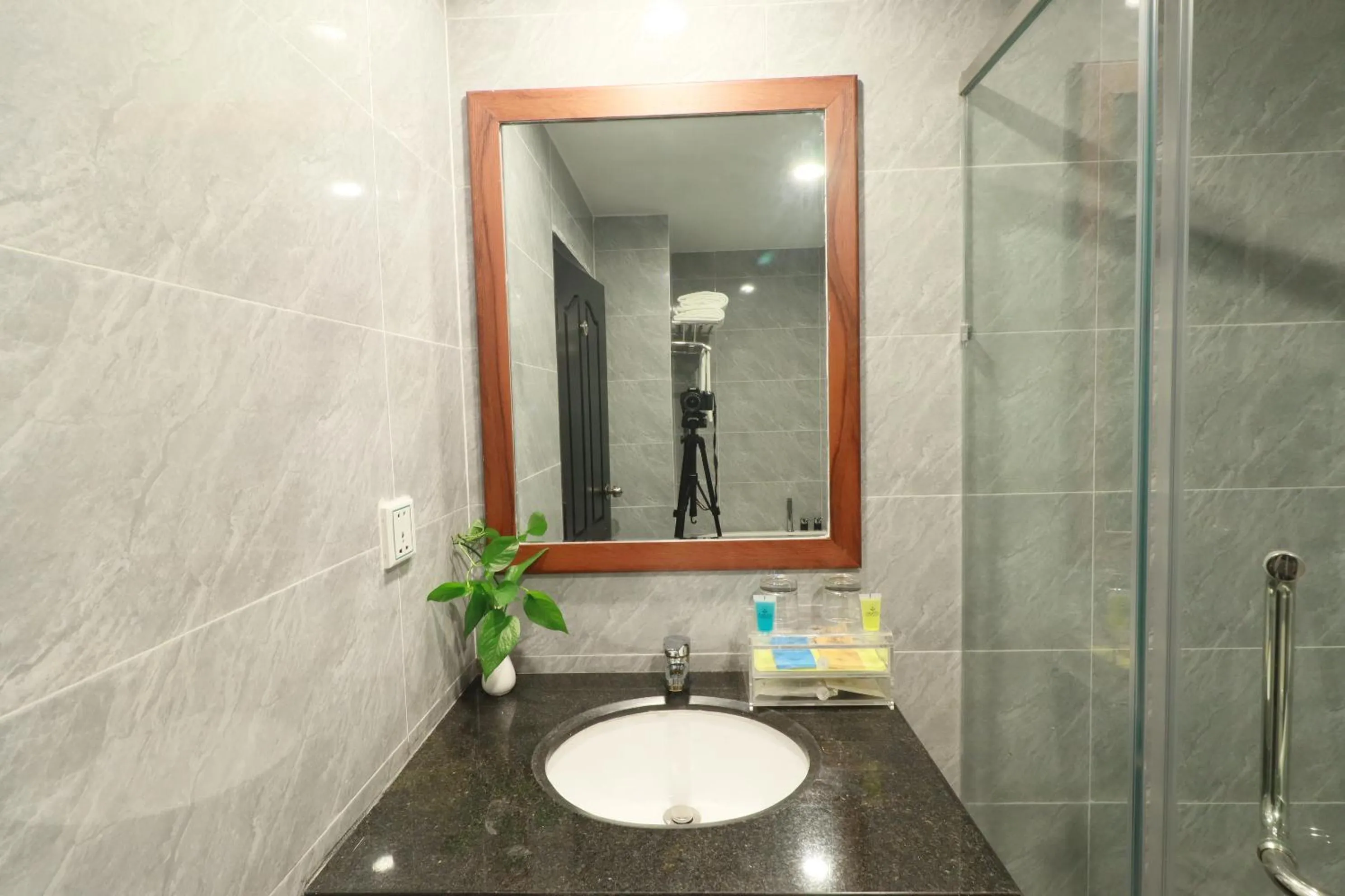 Shower in Mahasakor Inn