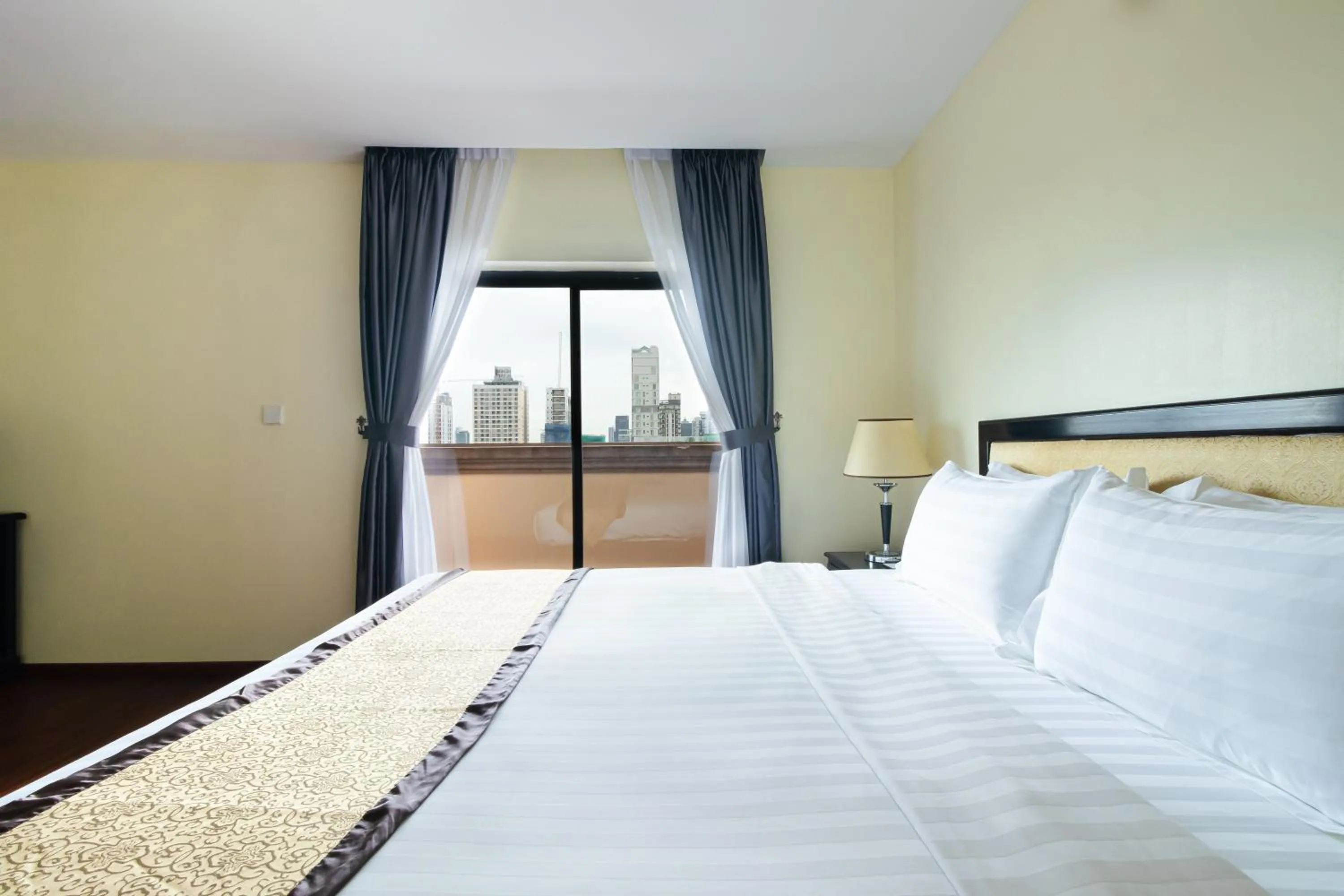 Photo of the whole room, Bed in Mahasakor Inn