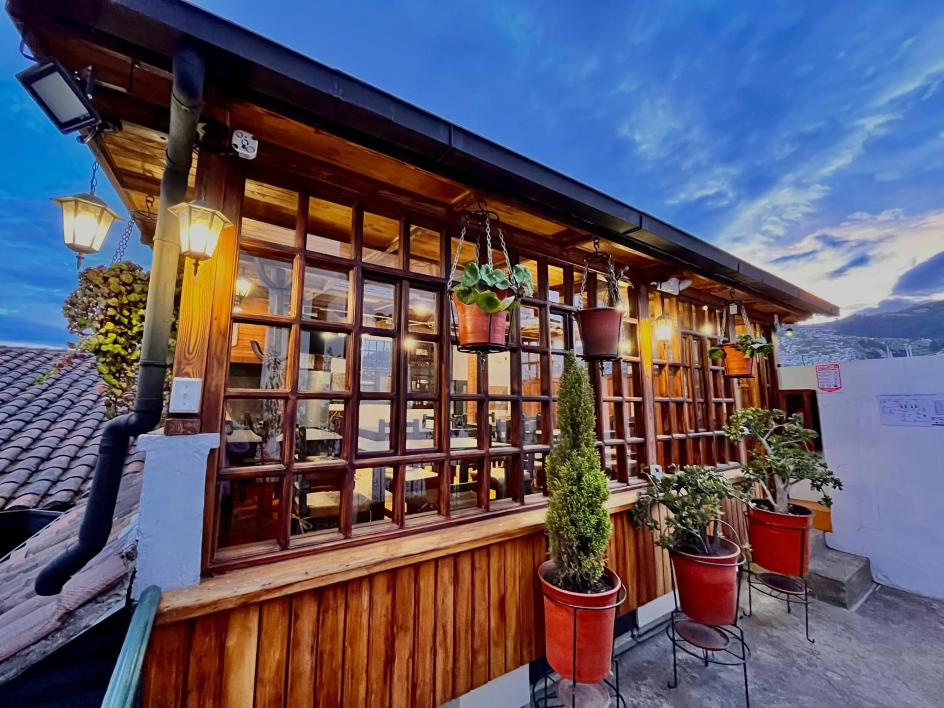 Communal lounge/ TV room in Apart Hotel Loma Chica Quito